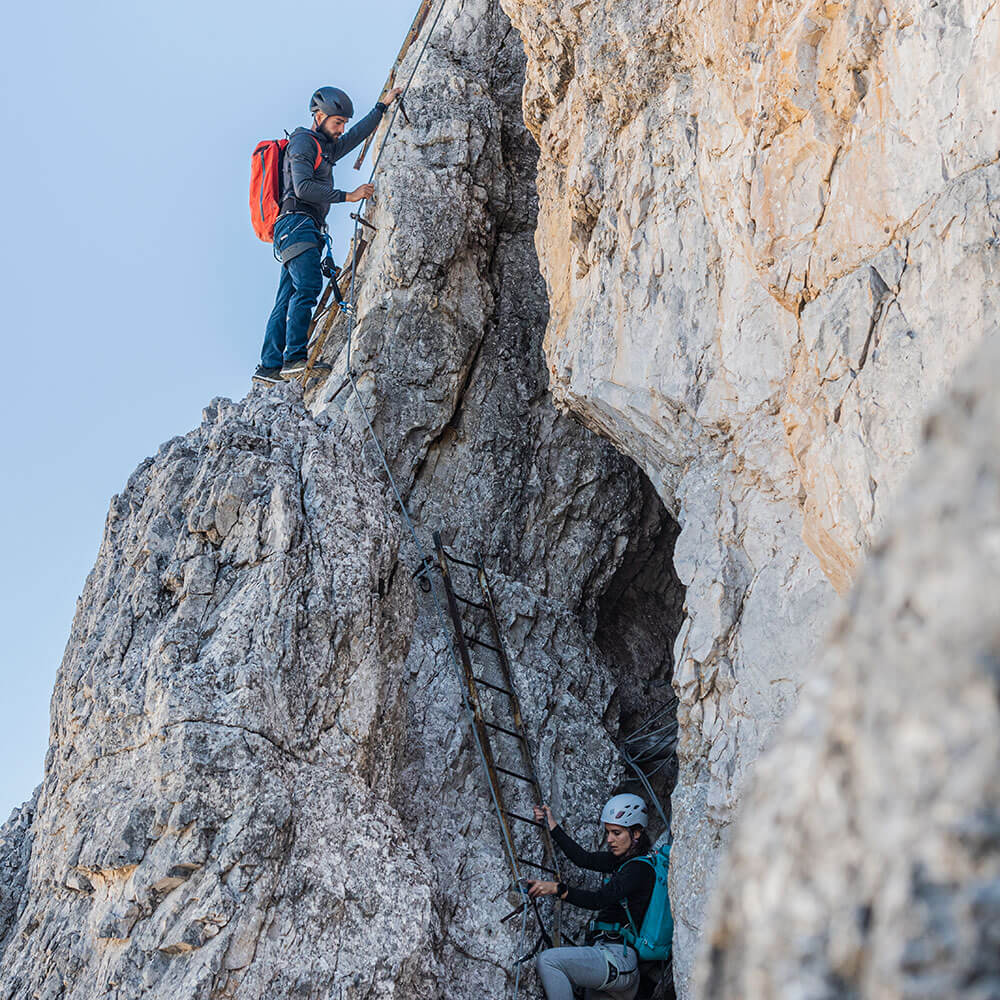 Zwei Kletterer auf einem Klettersteig in den Dolomiten