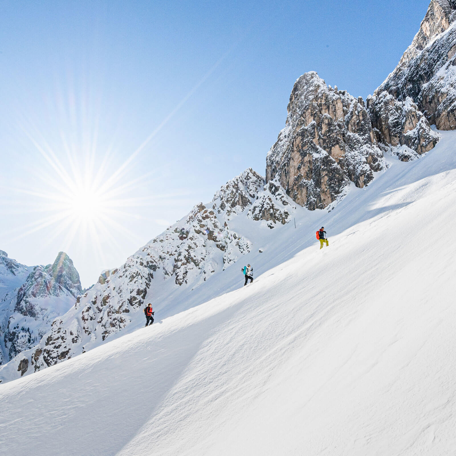 Drei Skitourengeher unterwegs in den Dolomiten