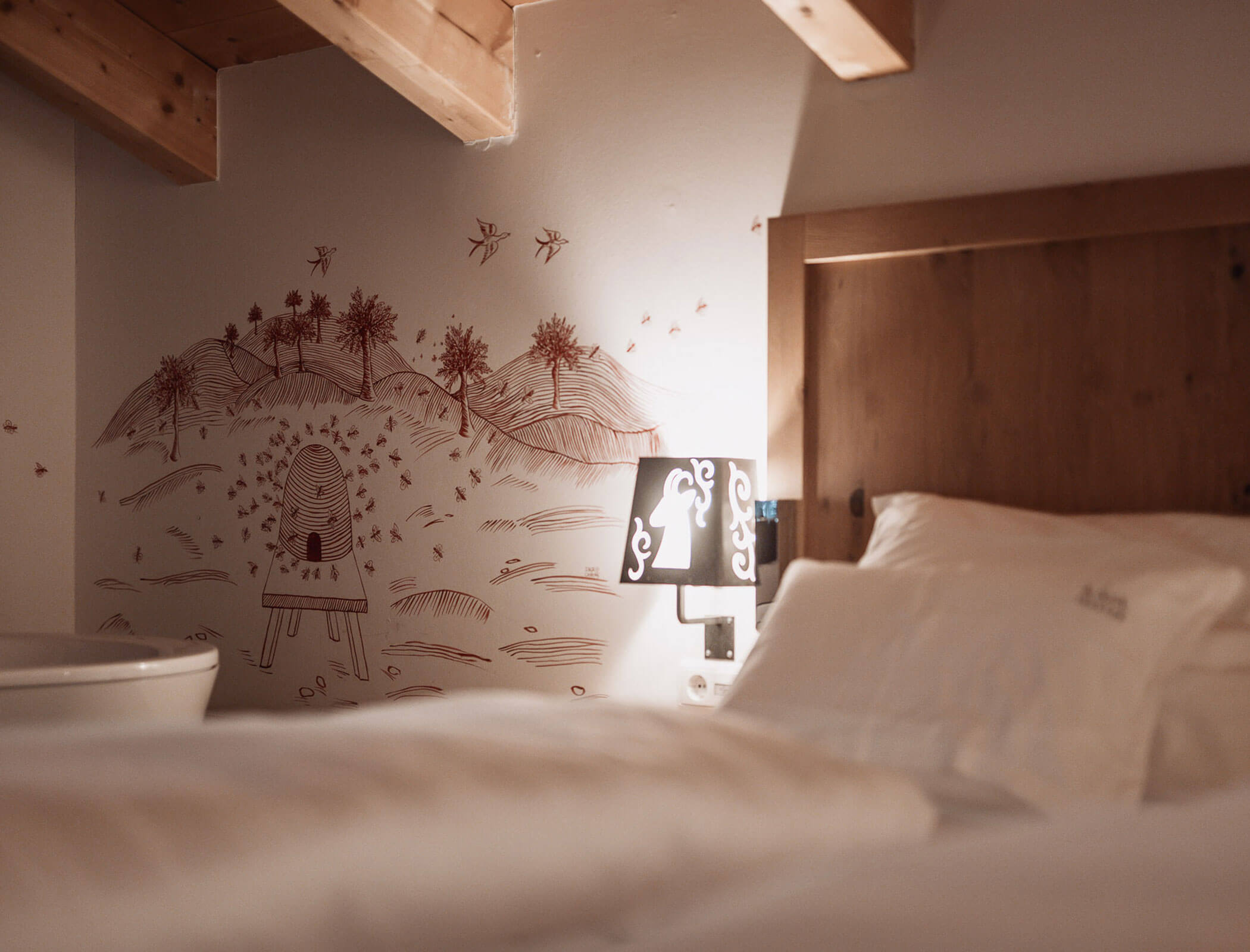 Doppelbett und Wandzeichnung im Apartment Gerda