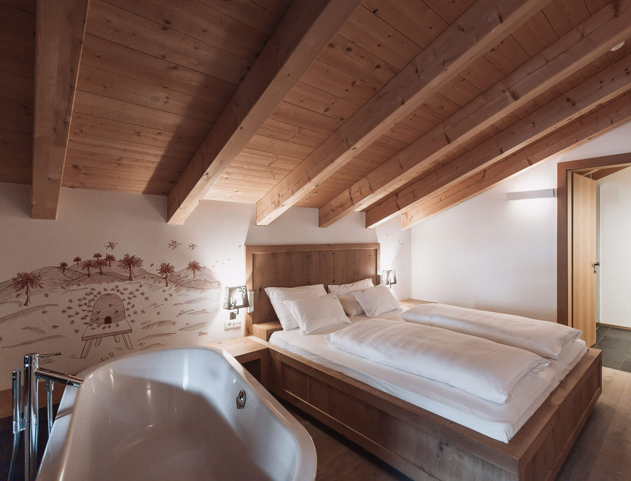 Schlafzimmer mit Badewanne vom Apartment Gerda