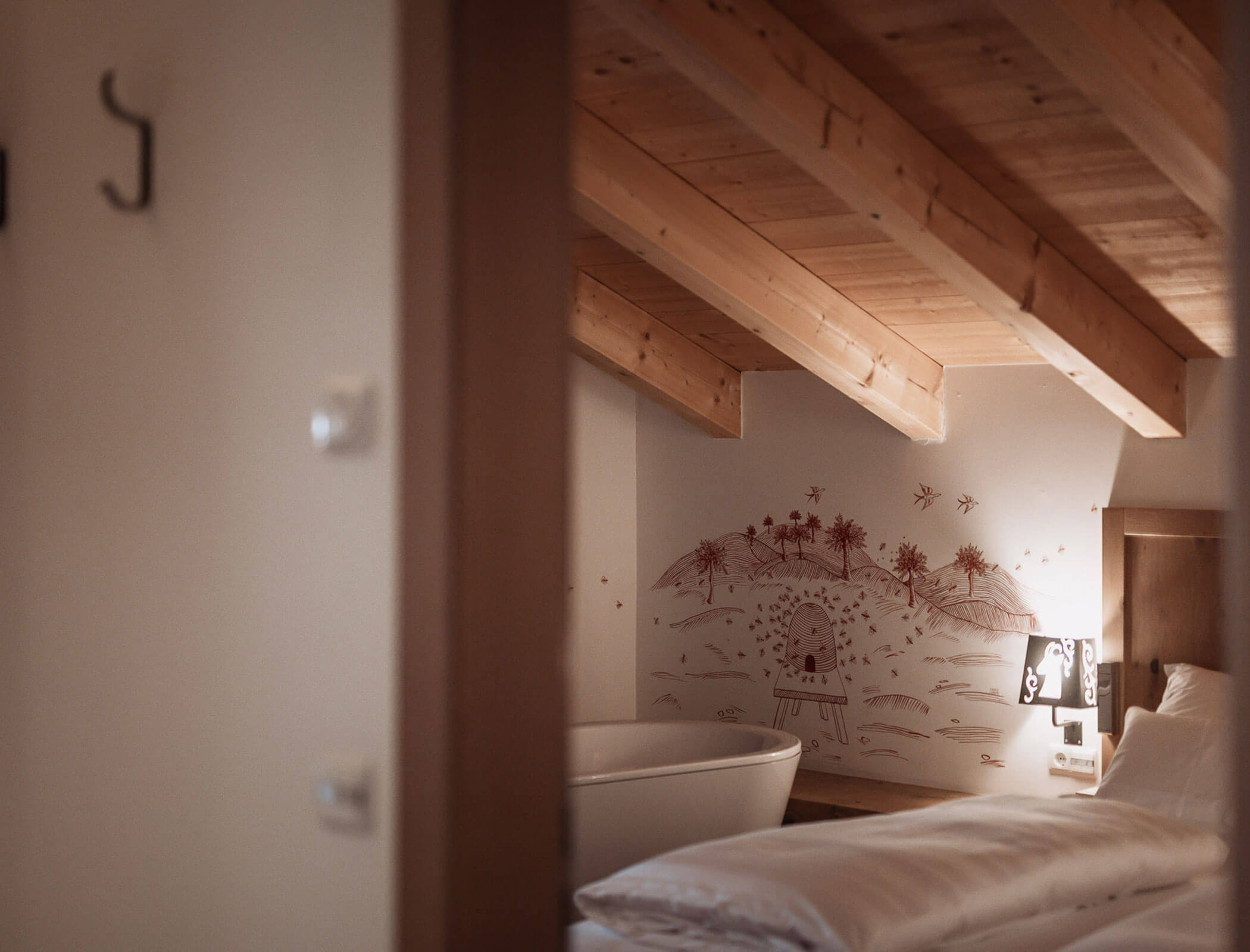 Schlafzimmer mit freistehender Badewanne vom Apartment Gerda