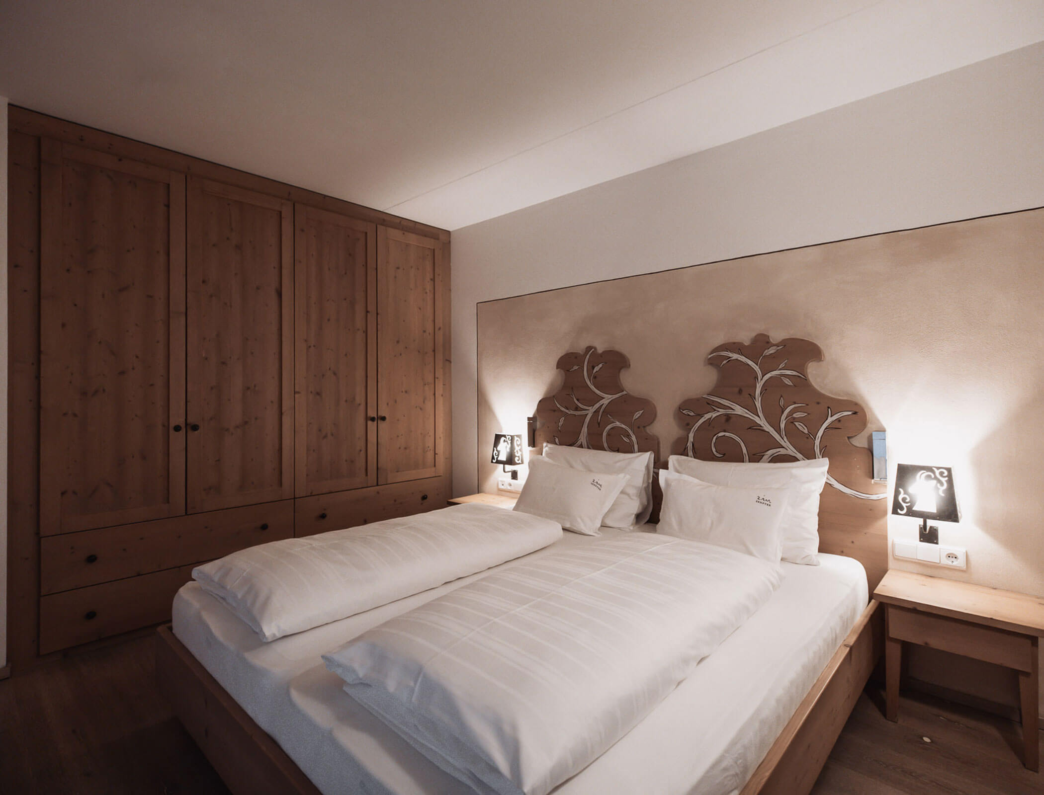 Doppelbett im Schlafzimmer vom Apartment Helmuth