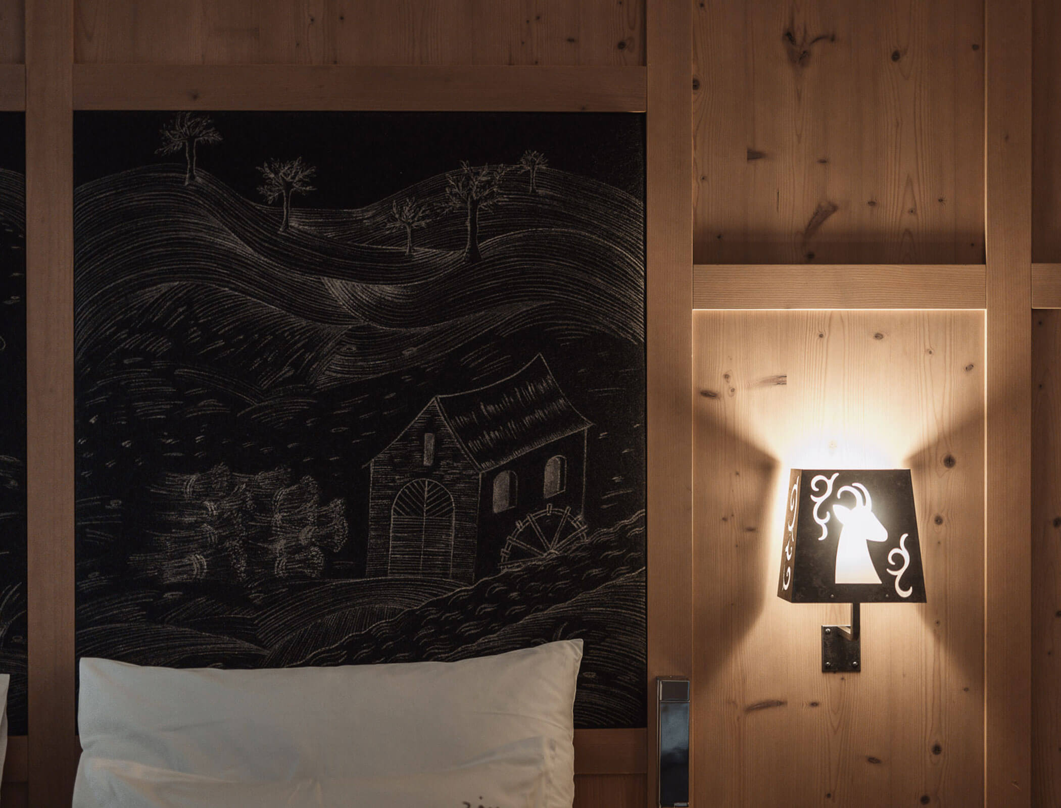 Nachttischlampe im Schlafzimmer vom Apartment Sigrid