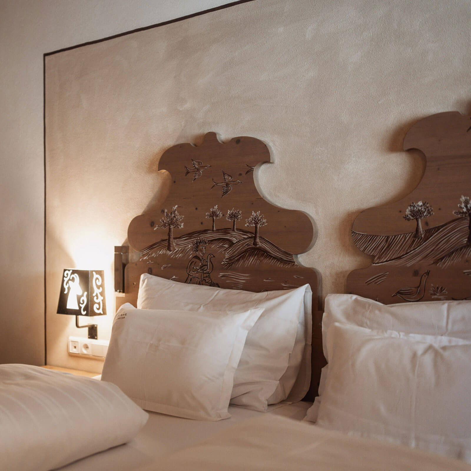 Double bed in the bedroom of the Sigrid Plus apartment