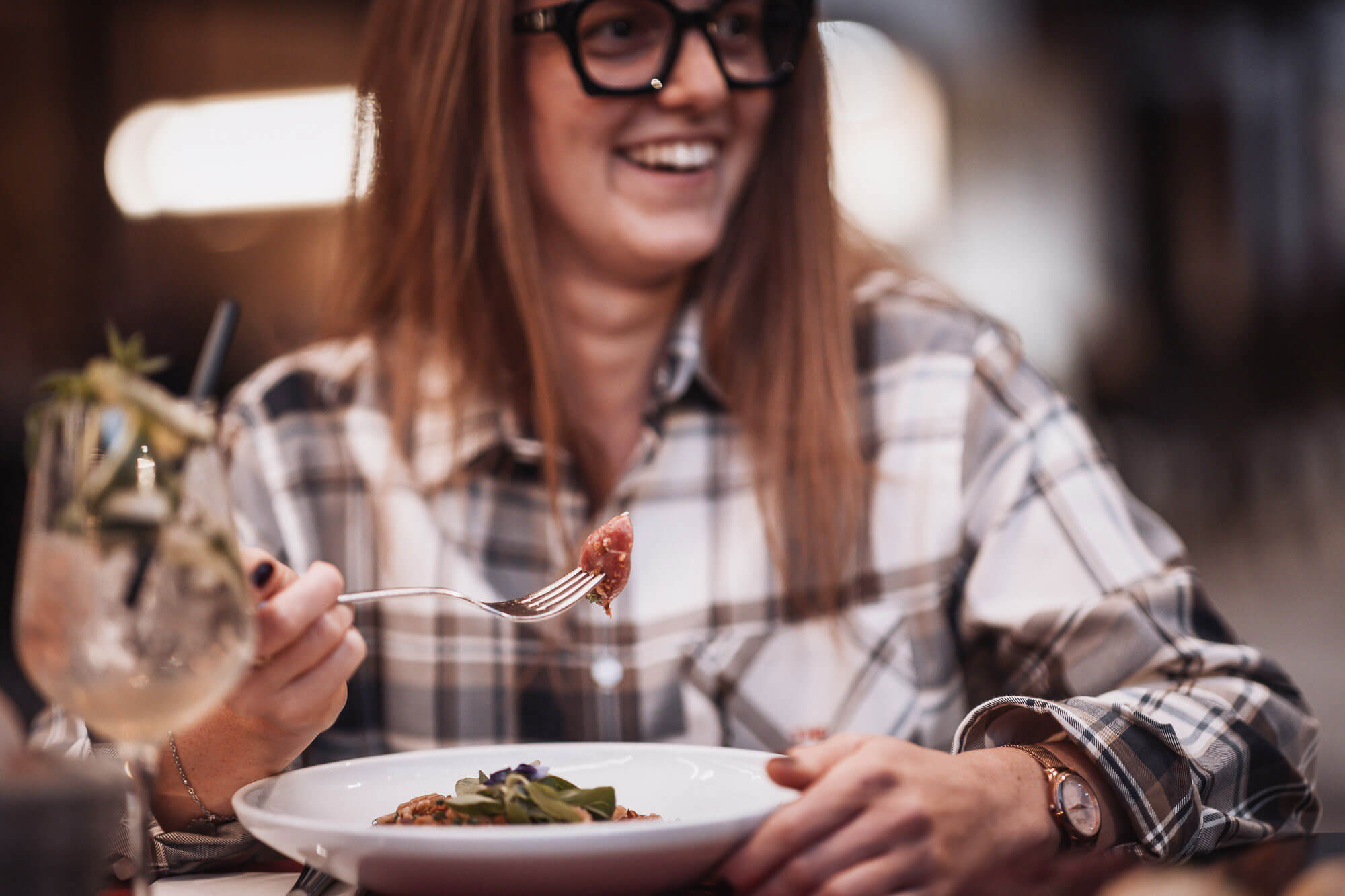 Eine Frau beim Essen im Bistro