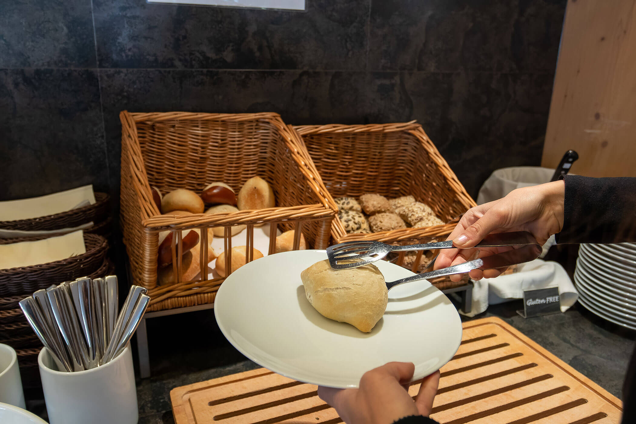 Frühstücksbuffet mit verschiedenen Brötchen