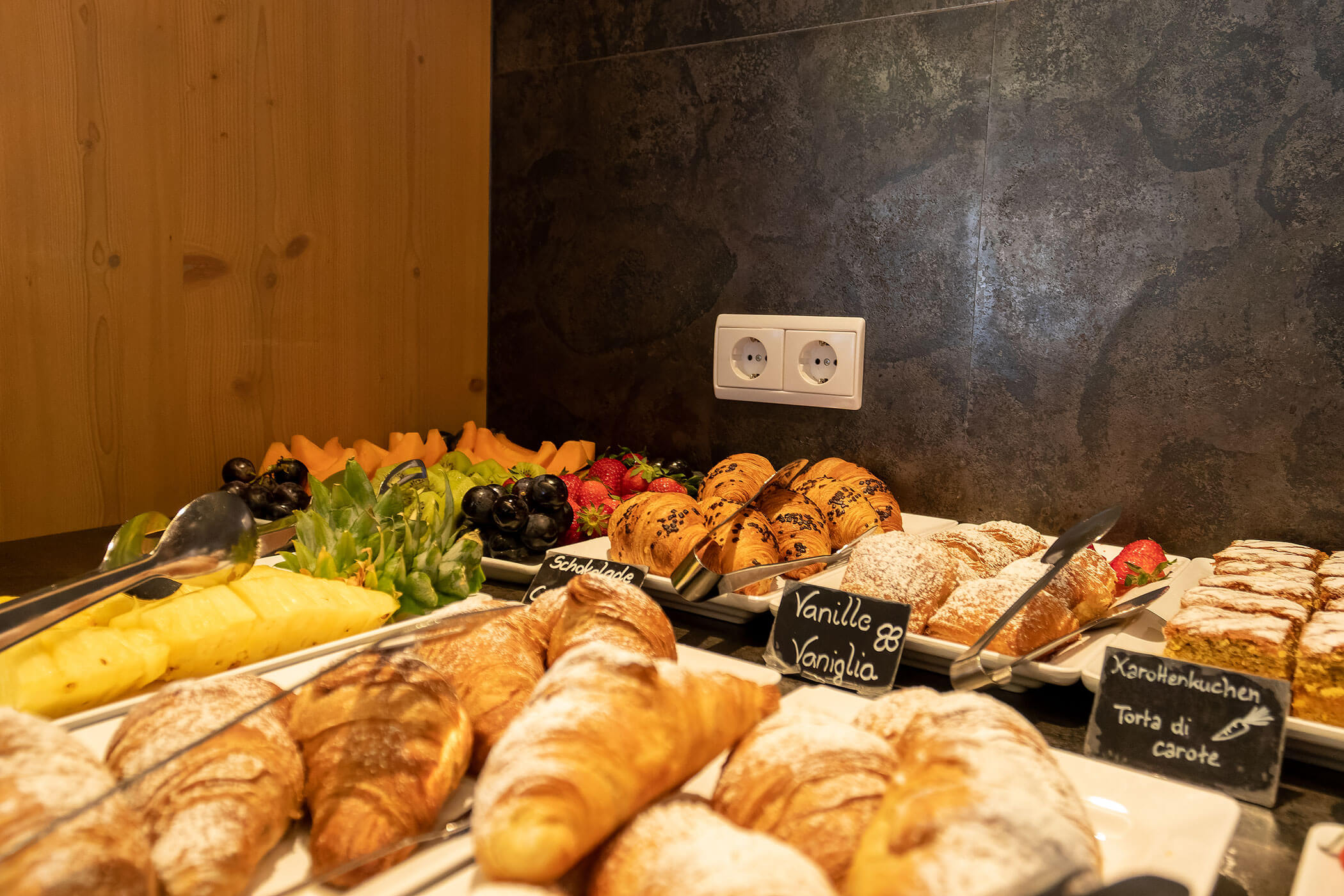 Frühstücksbuffet mit Gebäck und Obst