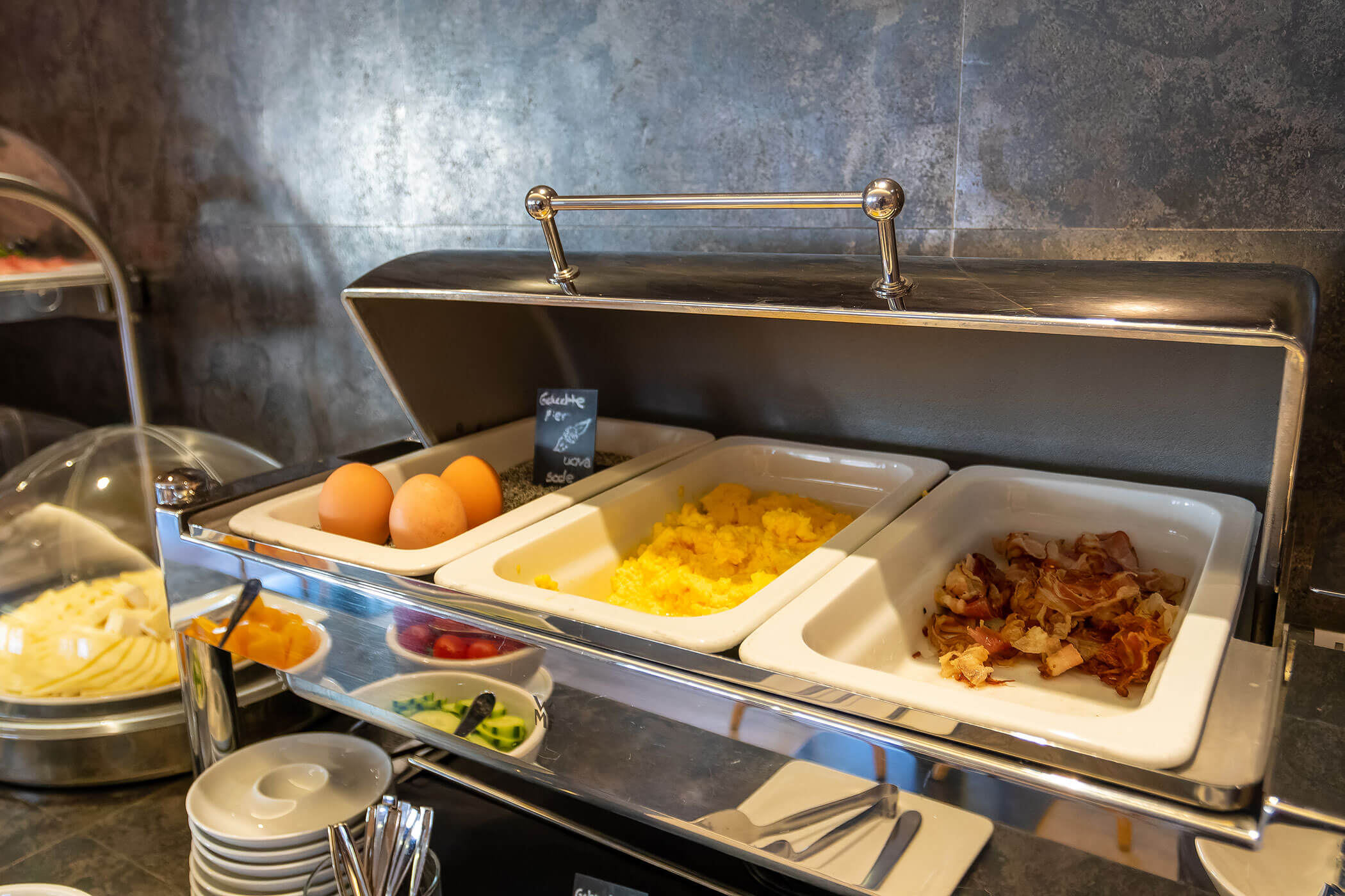 Eier und Speck am Frühstücksbuffet