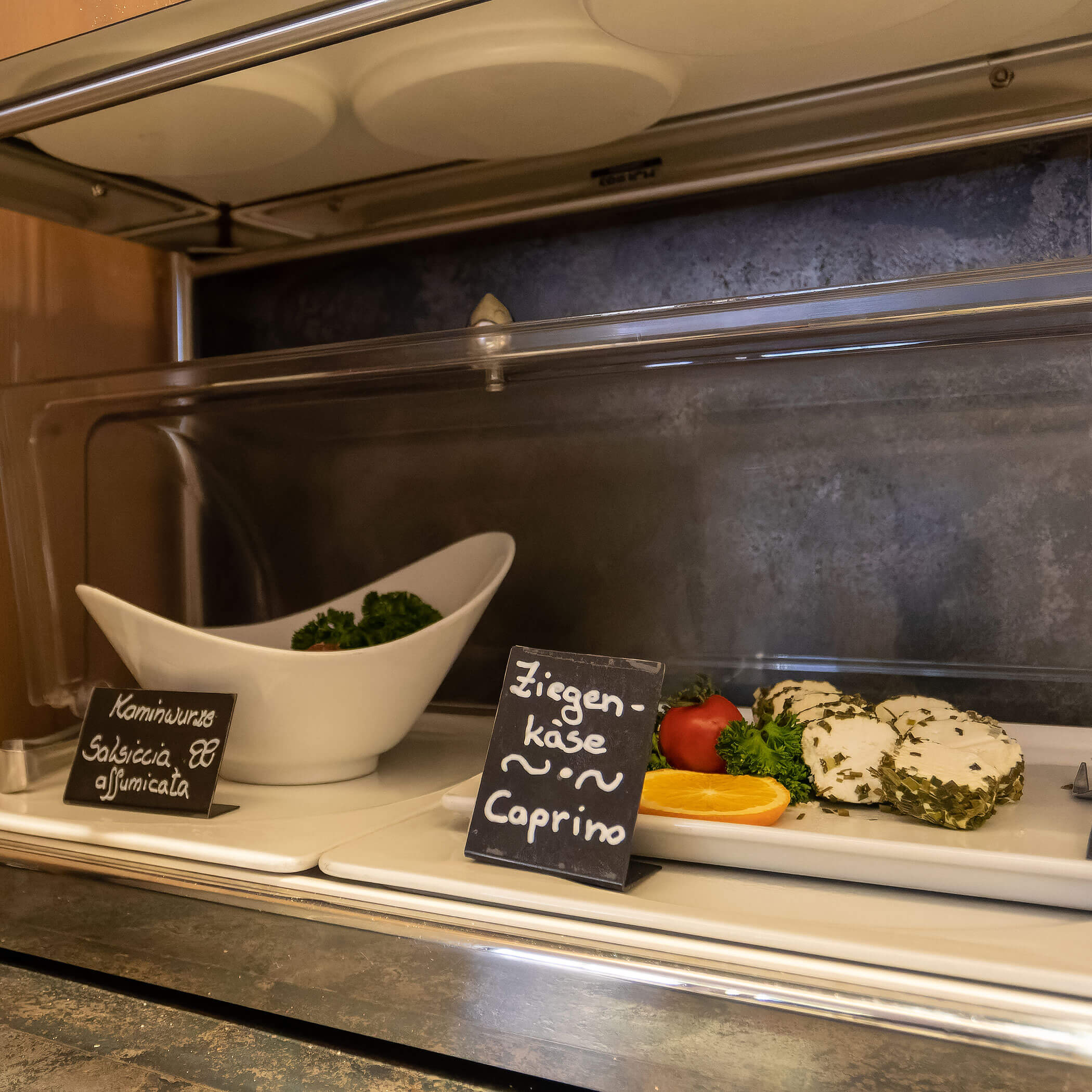 Ziegenkäse und Kaminwurze am Frühstücksbuffet