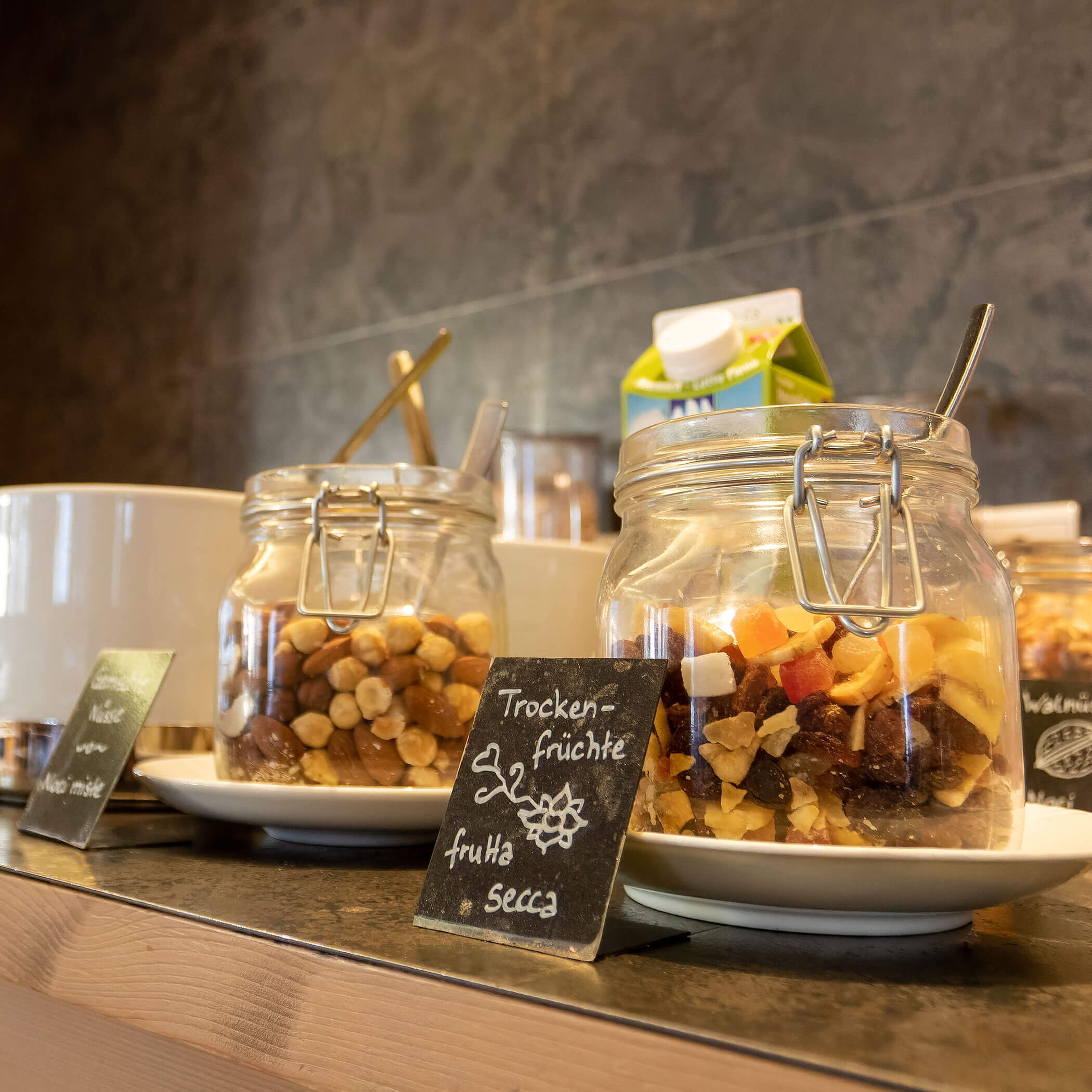 Trockenfrüchte und Nüsse am Frühstücksbuffet