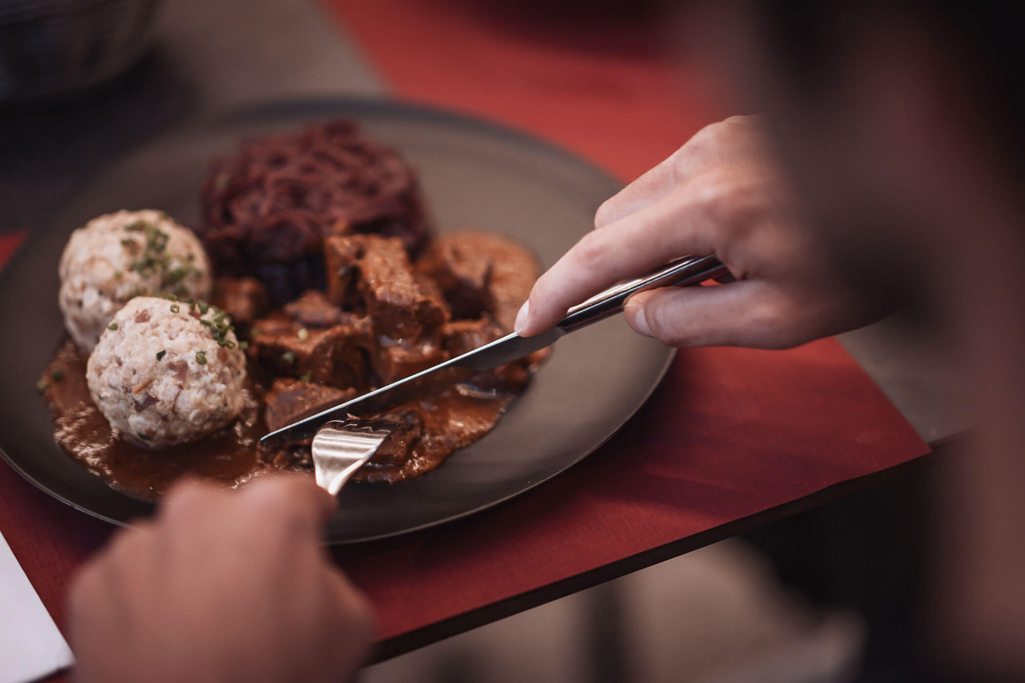 Knödel mit Goulasch und Blaukraut