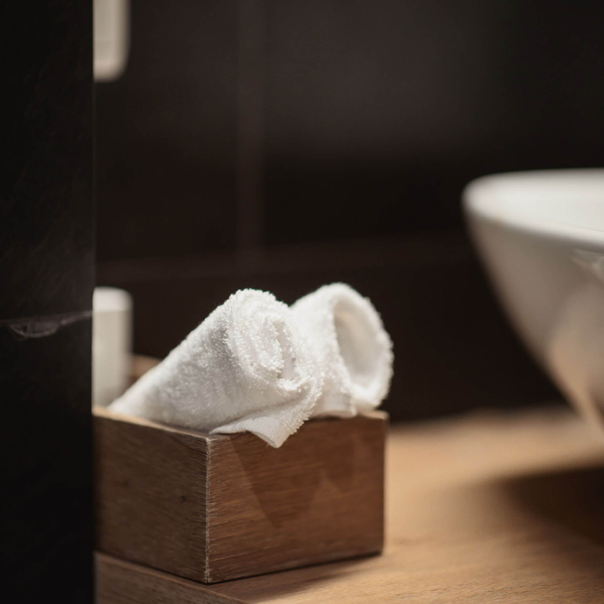 Handdücher neben dem Waschbecken