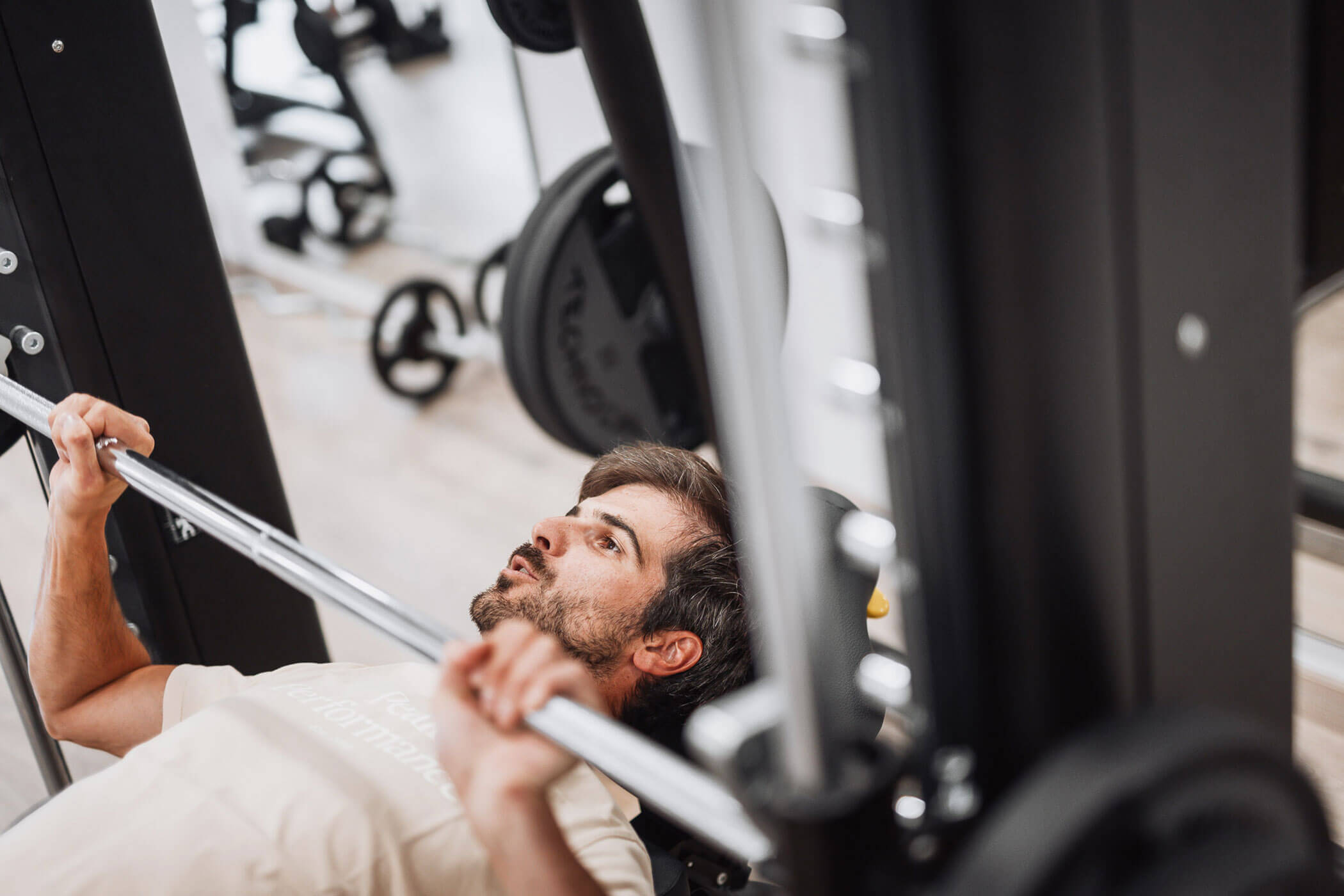 Ein Mann beim Fitness auf der Armbank