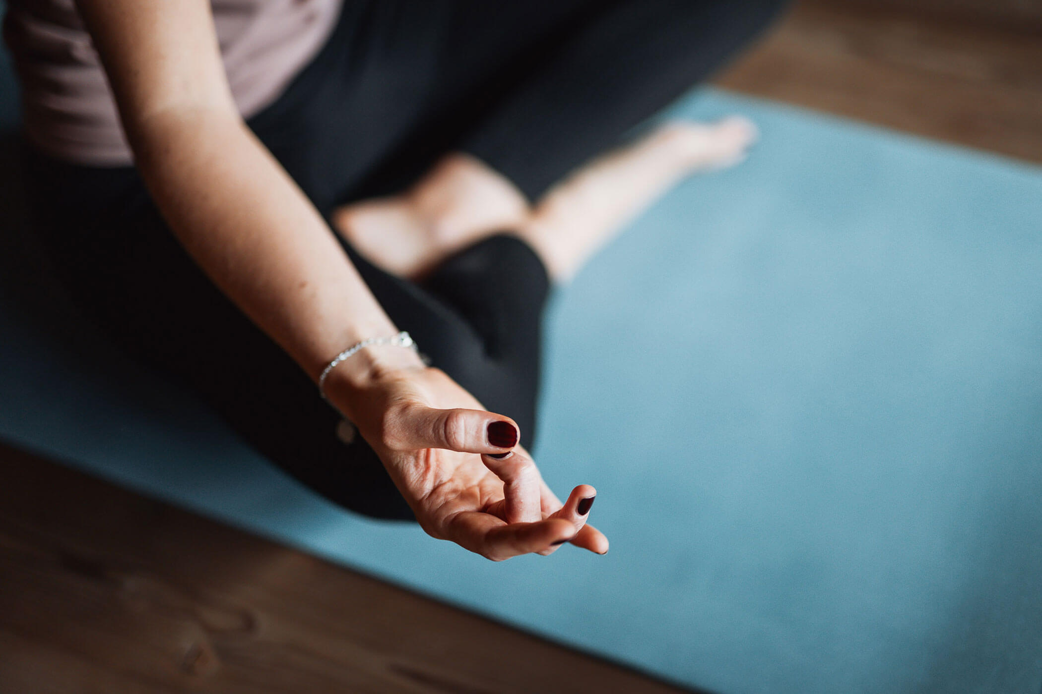Eine Frau beim Yoga im Schneidersitz