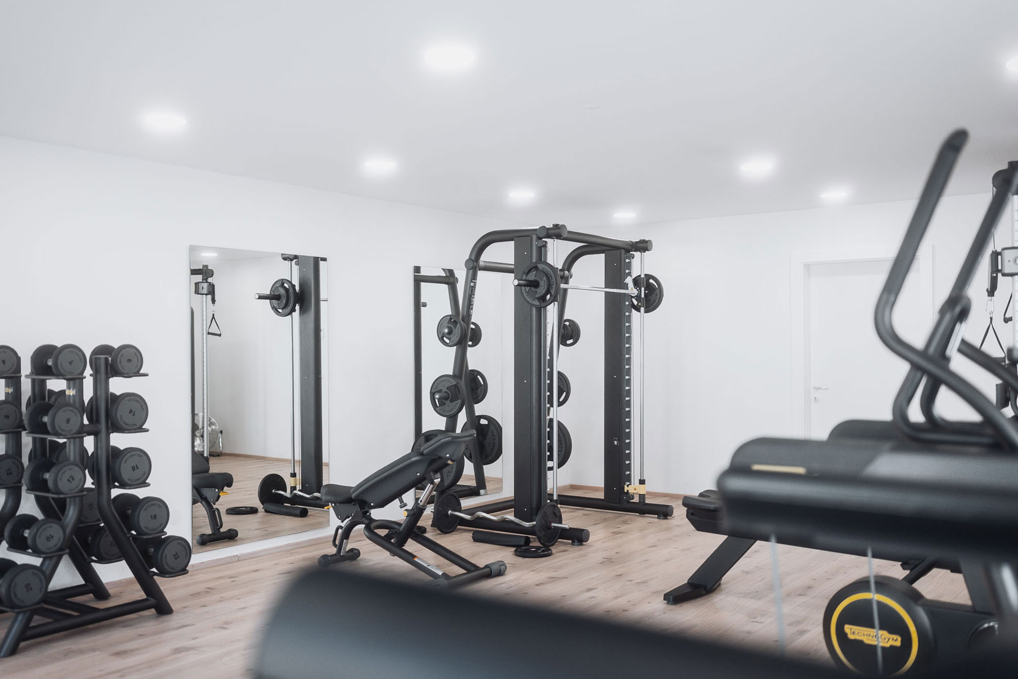 Fitnessraum mit verschiedenen Fitnessgeräten