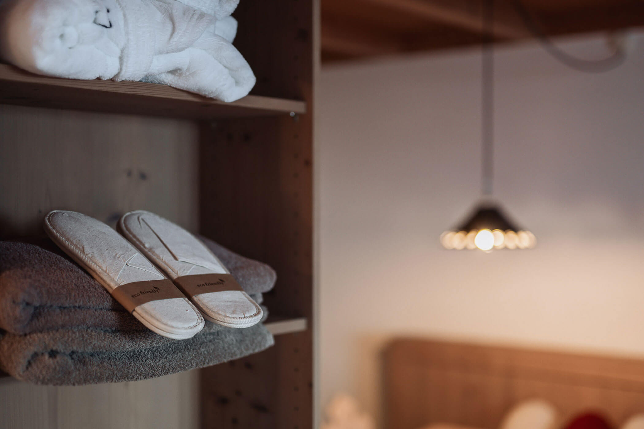 Bademäntel, Handtücher und Badeschlappen