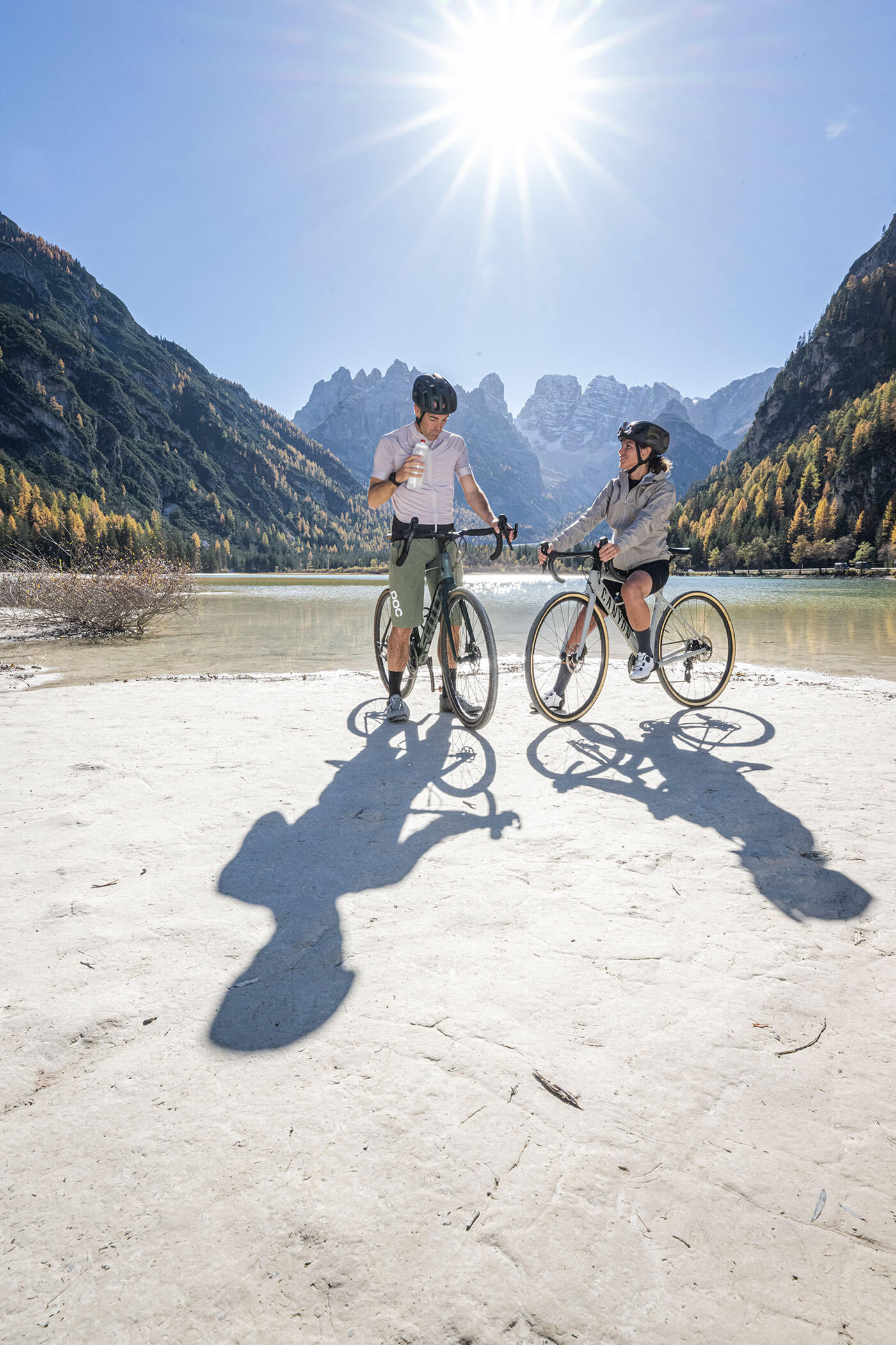 Zwei Radfahrer machen am See einen Zwischenstopp