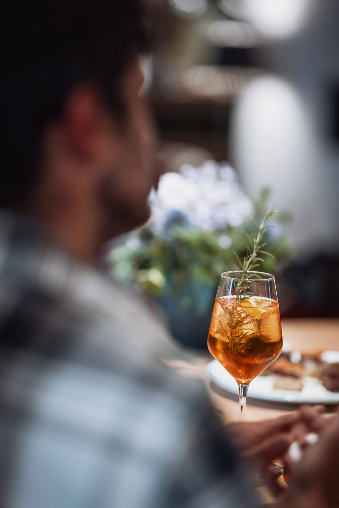 Ein Mann mit seinem Aperitif