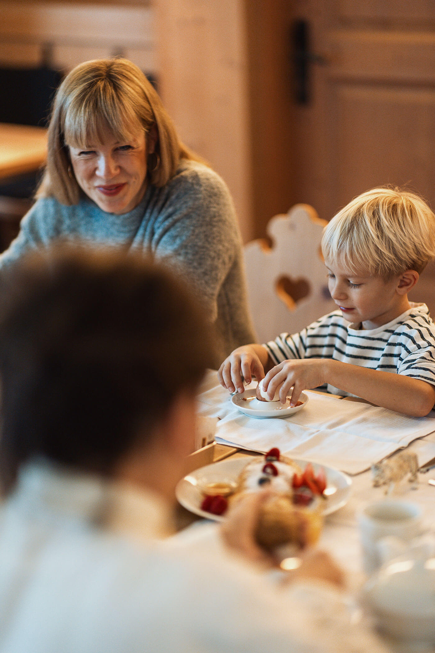 Familie beim Frühstück