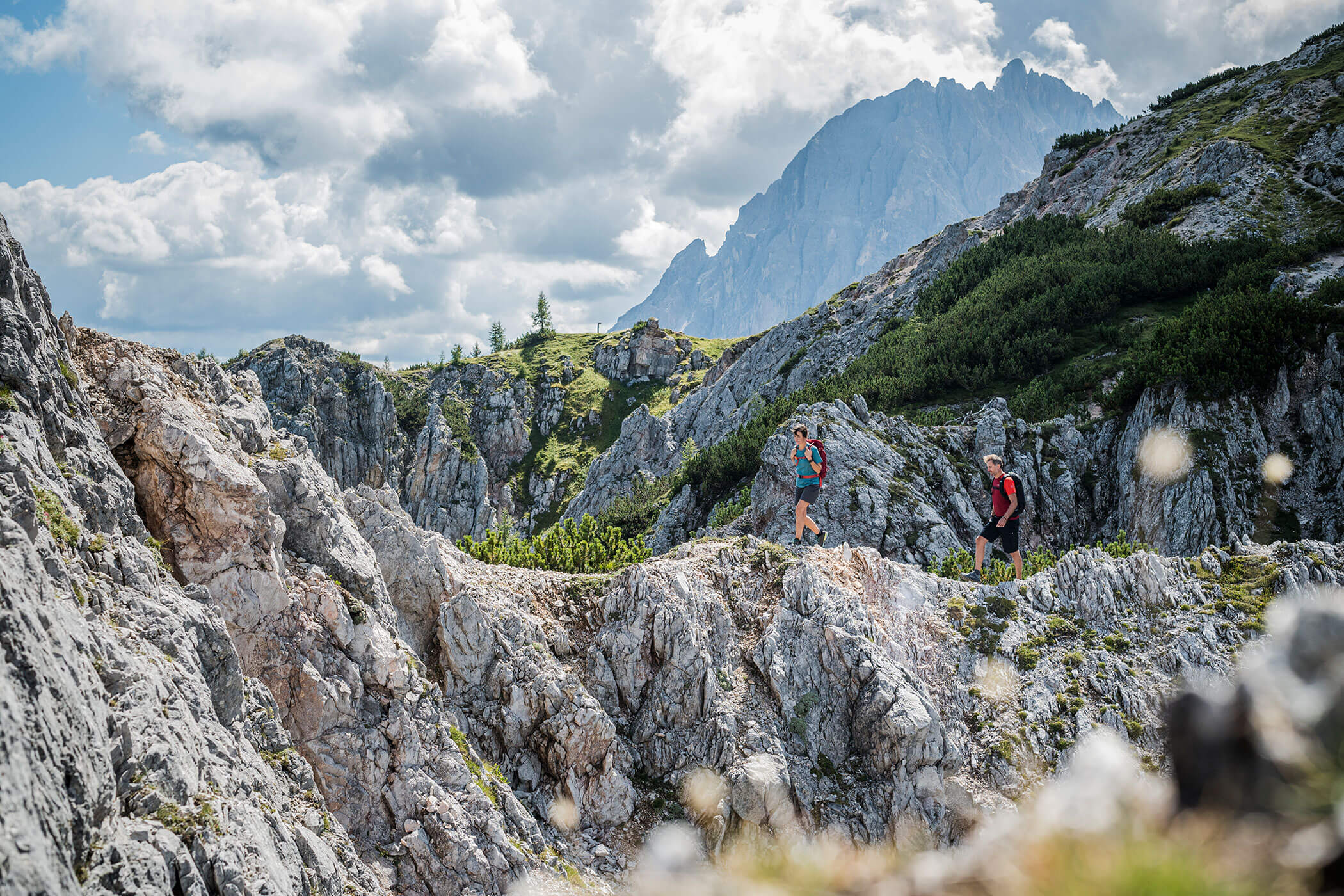 Zwei Wanderer unterwegs auf dem Haunold