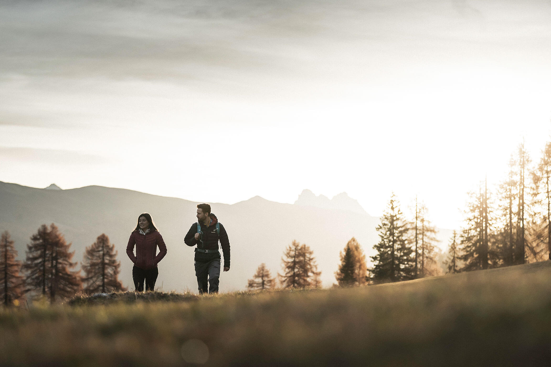 Ein Paar macht eine Herbstwanderung
