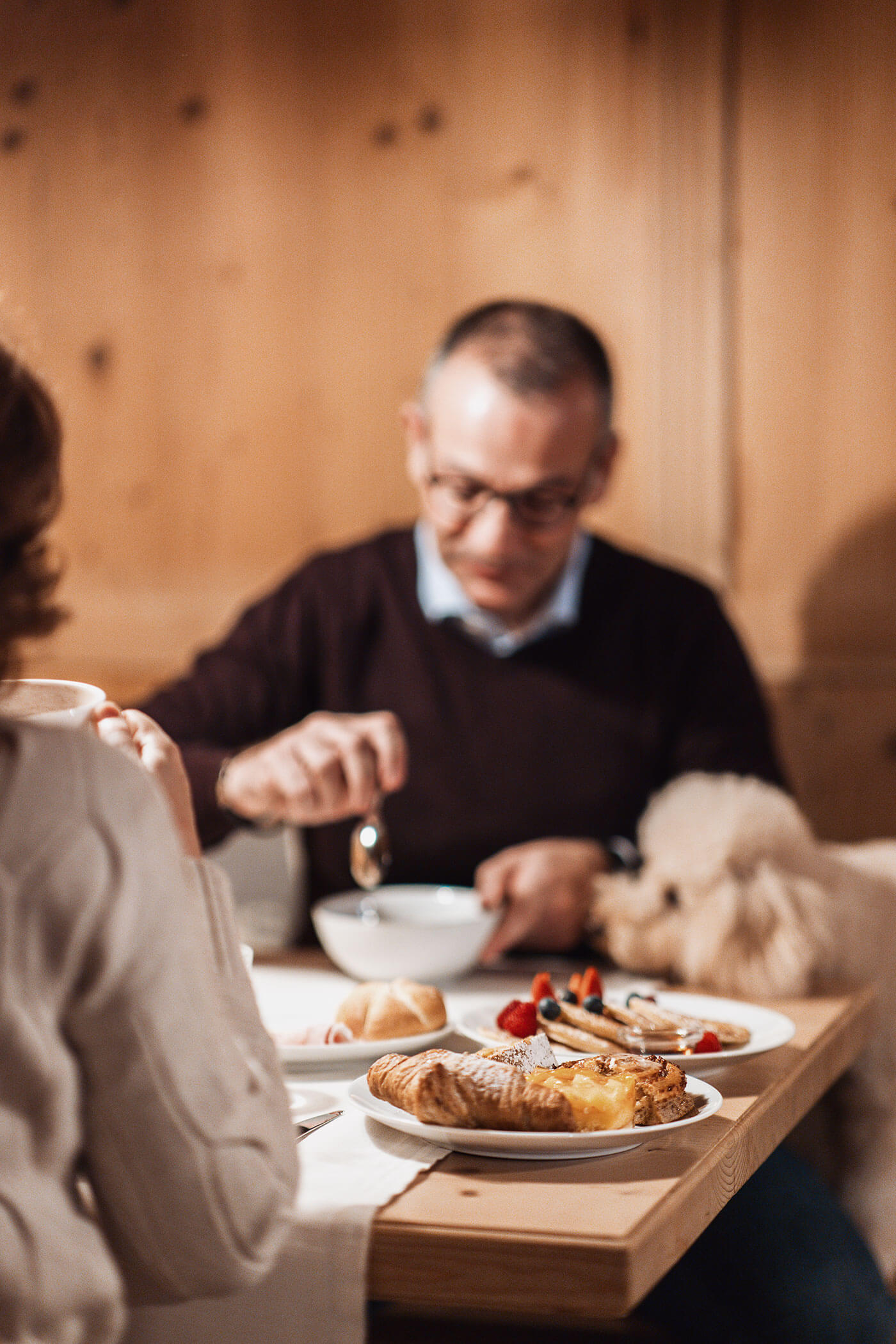 Gäst frühstücken mit ihrem Hund