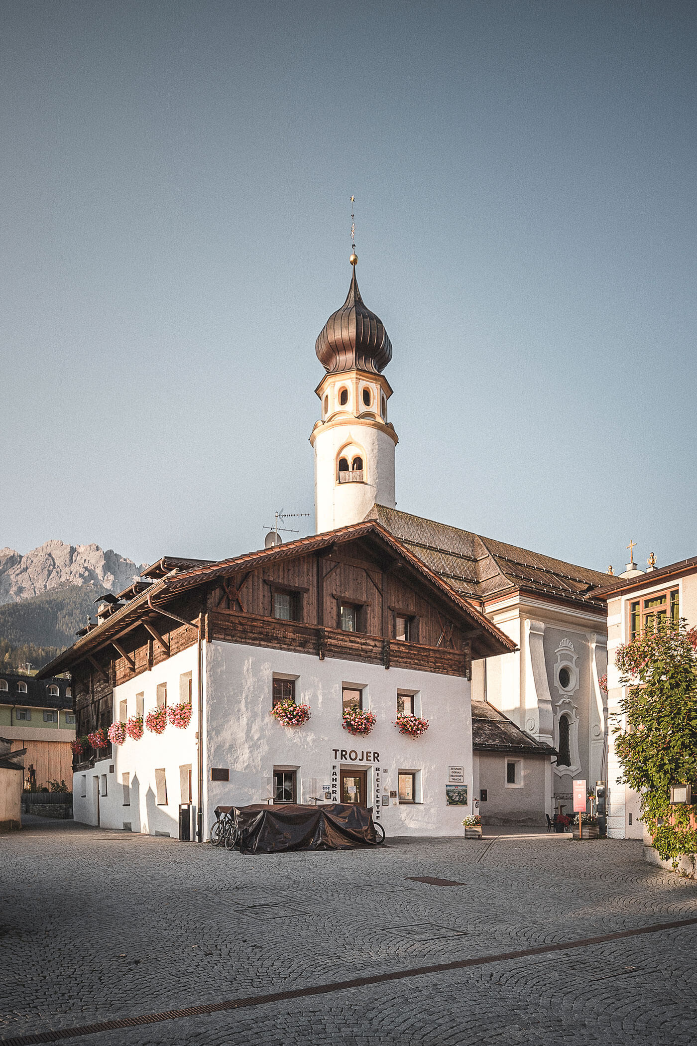 Ski- und Radverleih Trojer und die Kirche in Innichen