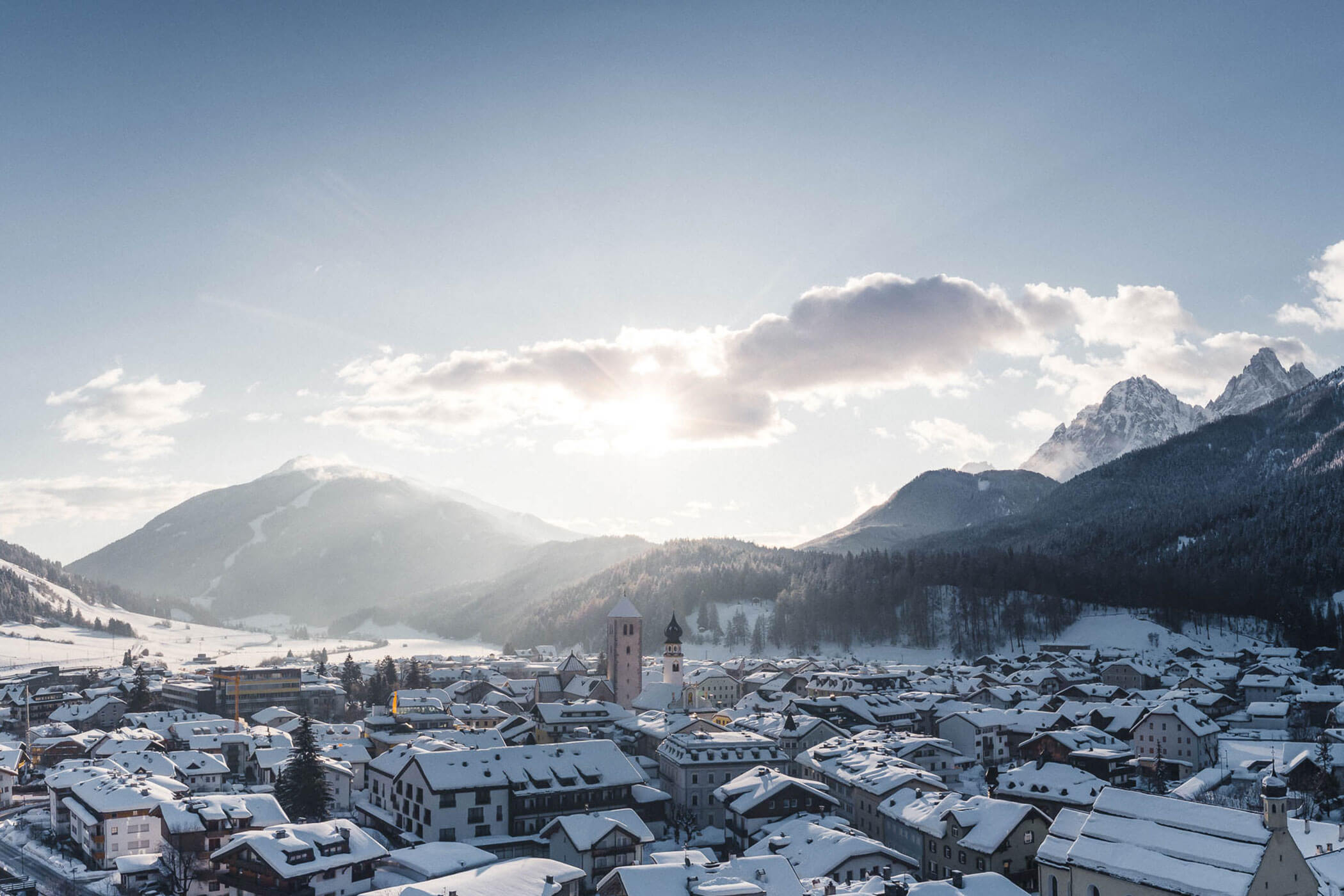 Die verschneiten Dächer von Innichen