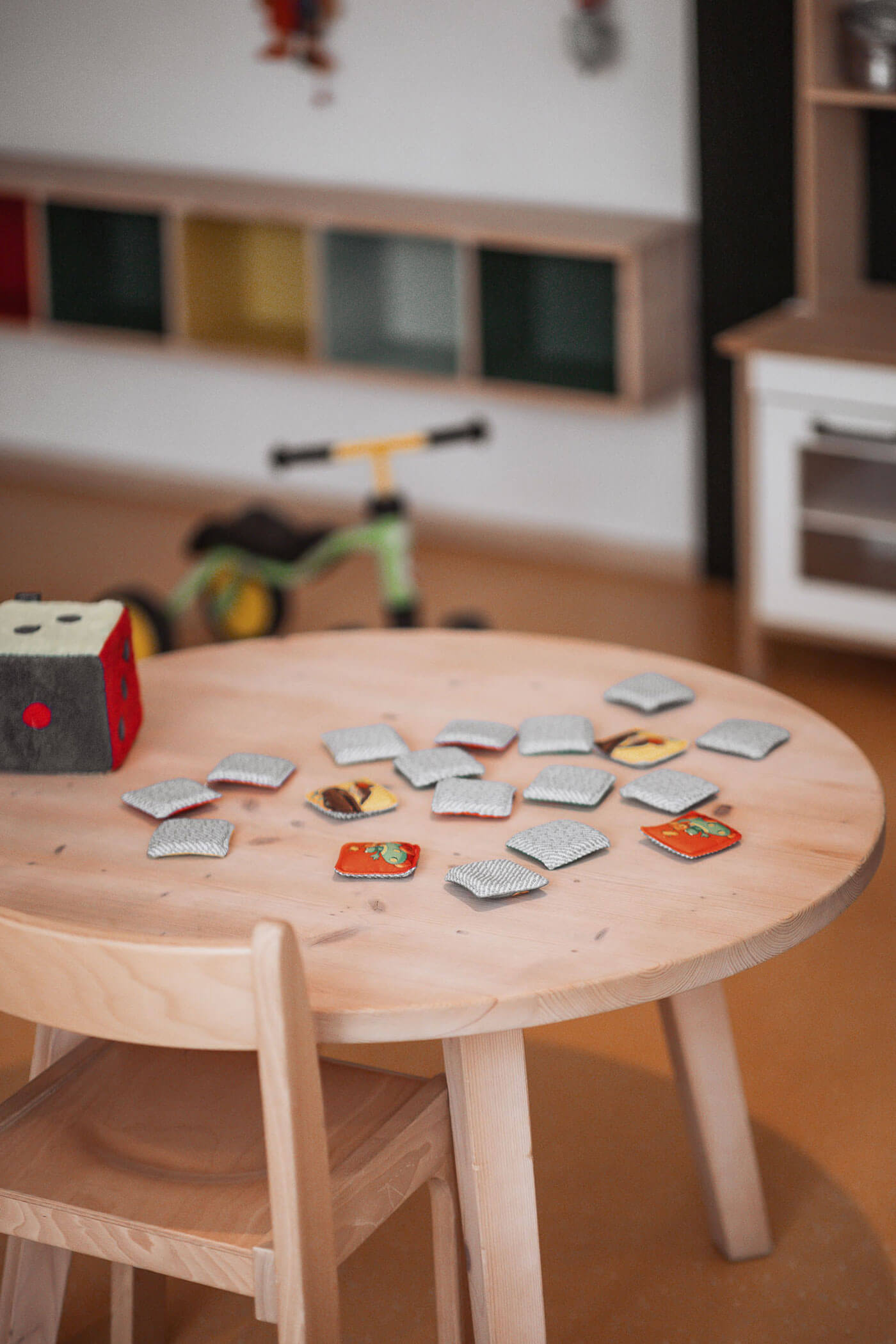 Spielzimmer mit verschiedenem Spielzeug für die Kinder