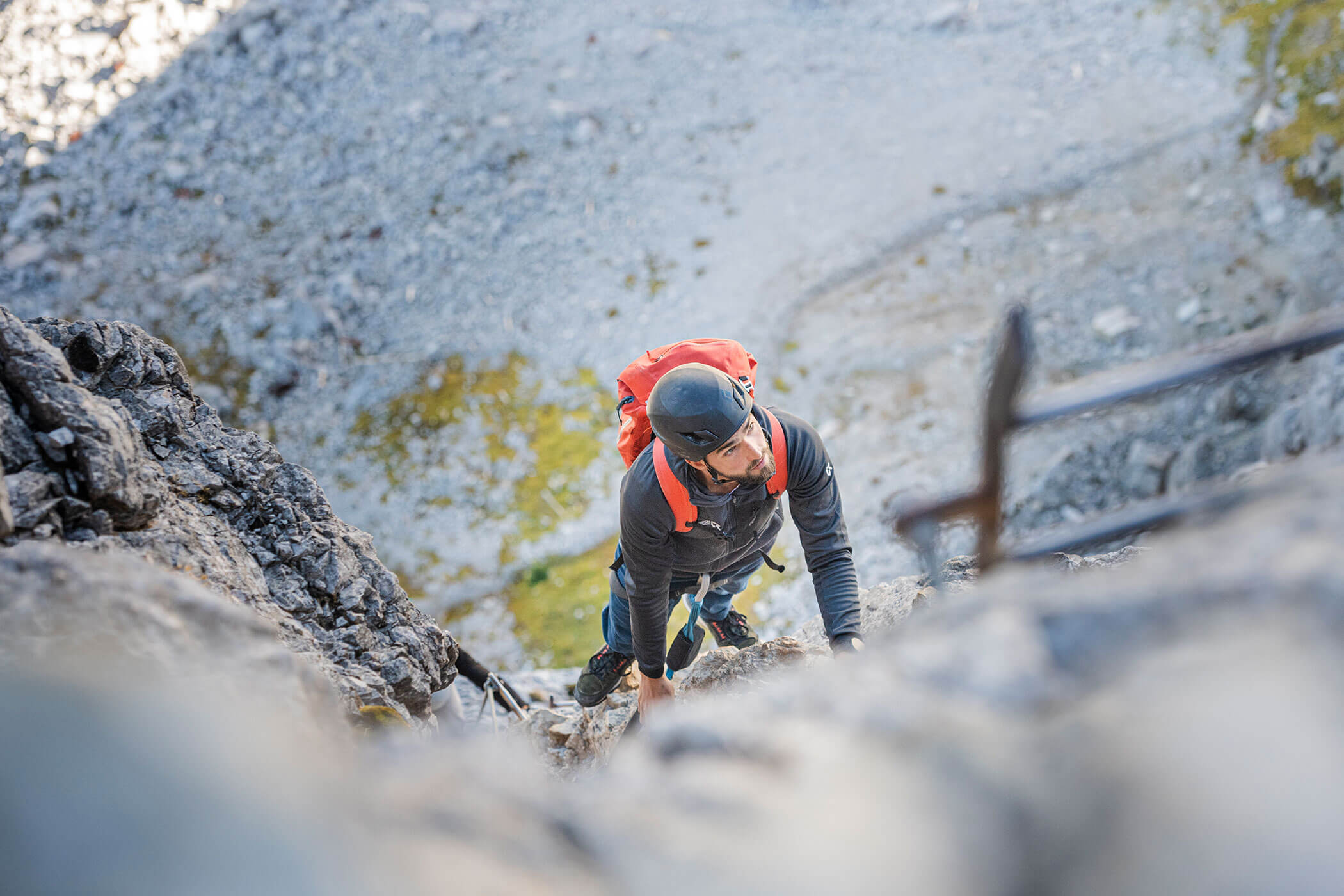 Ein Kletterer auf einem Klettersteig
