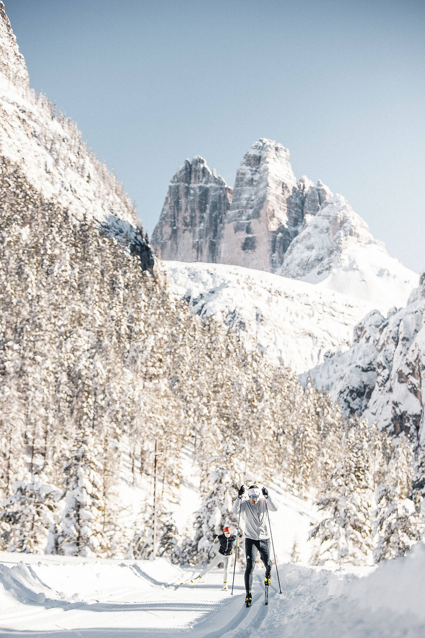 Zwei Langläufer auf der Loipe bei den Drei Zinnen