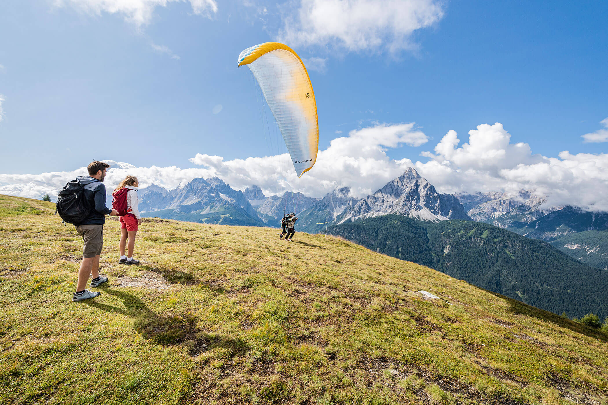 Ein Paraglider beim Start vom Gipfel