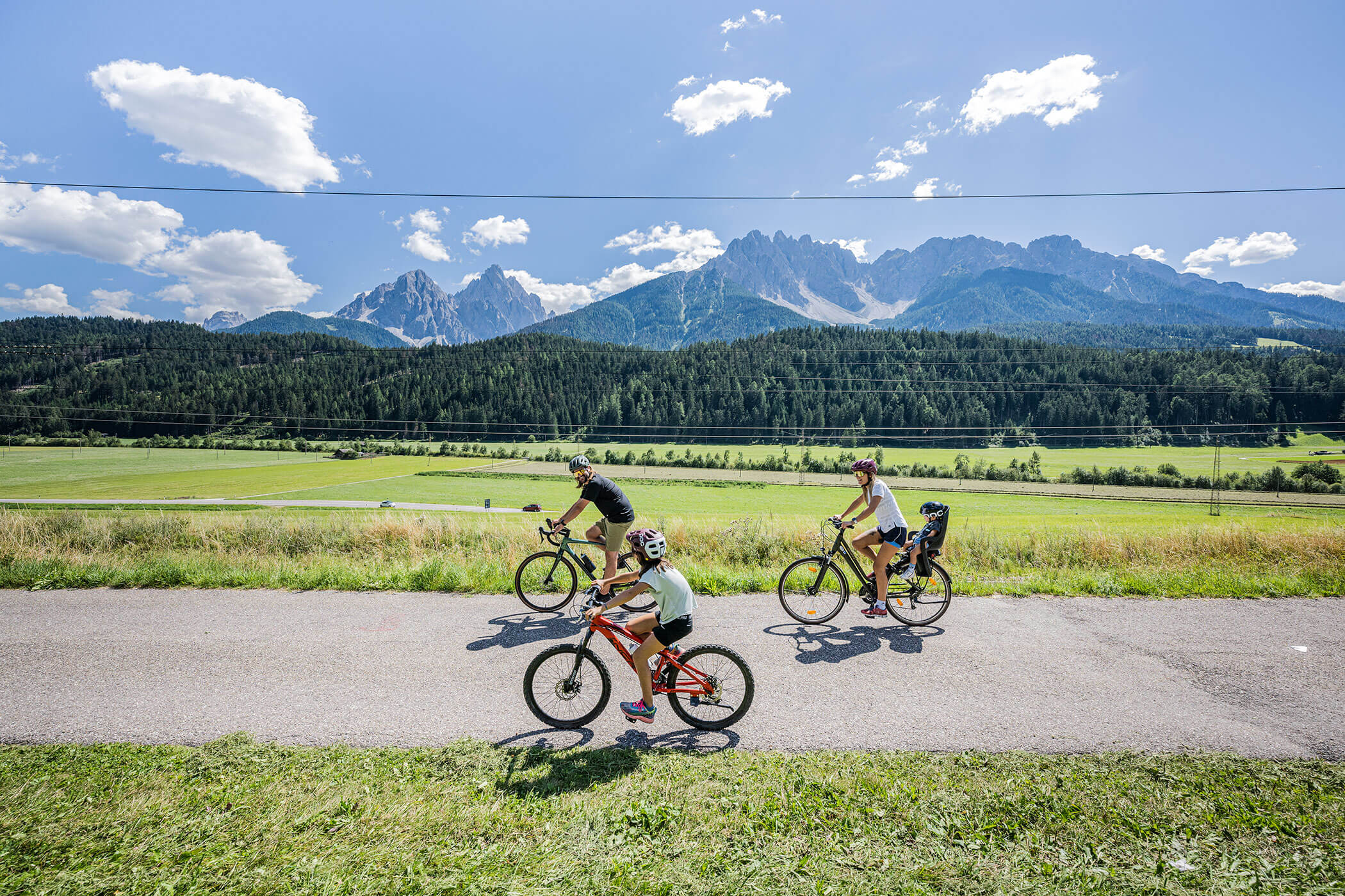 Eine Familie beim Radausflug im Sommer
