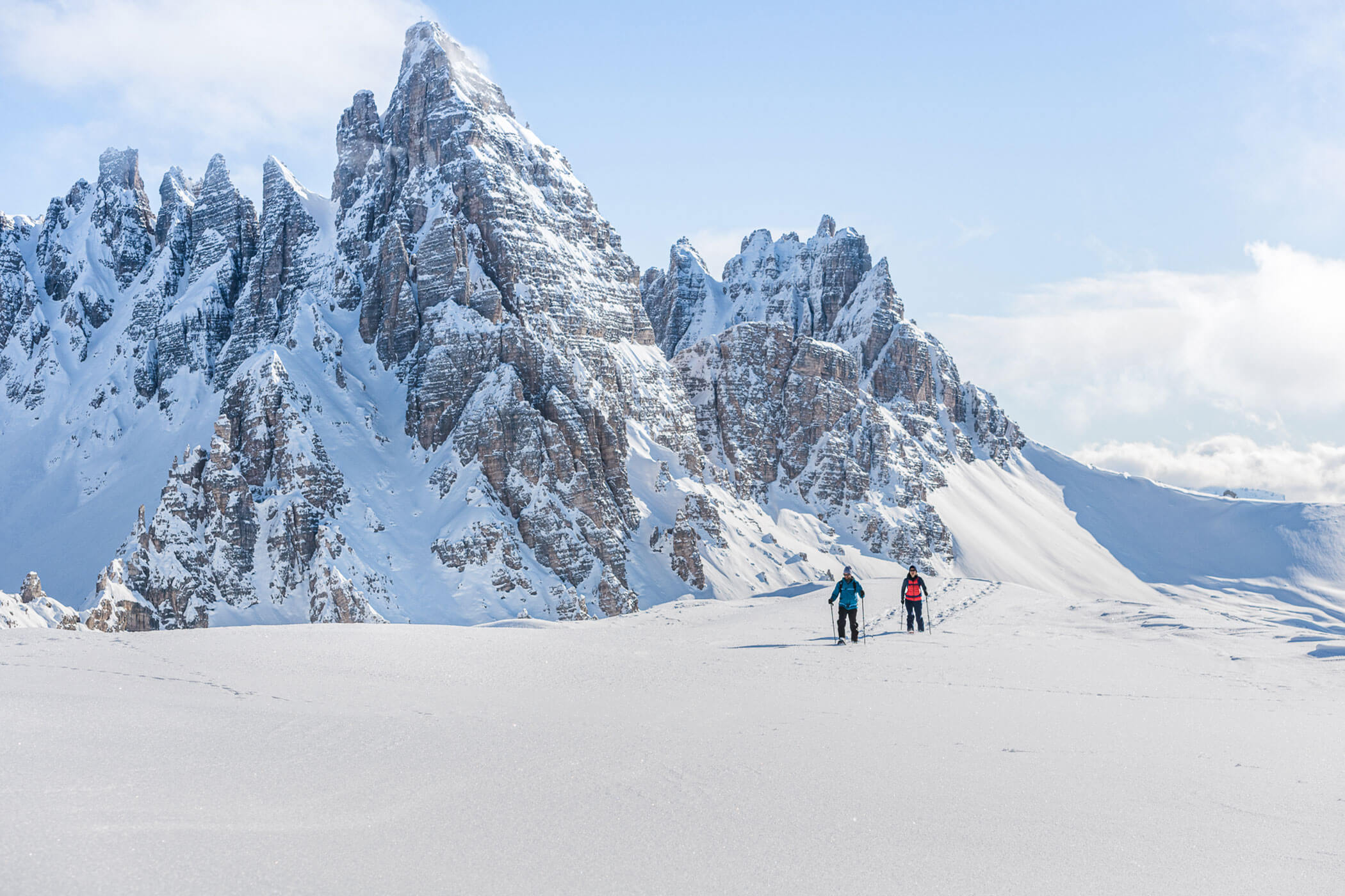 Zwei Schneeschuhwanderer unterwegs in den Dolomiten