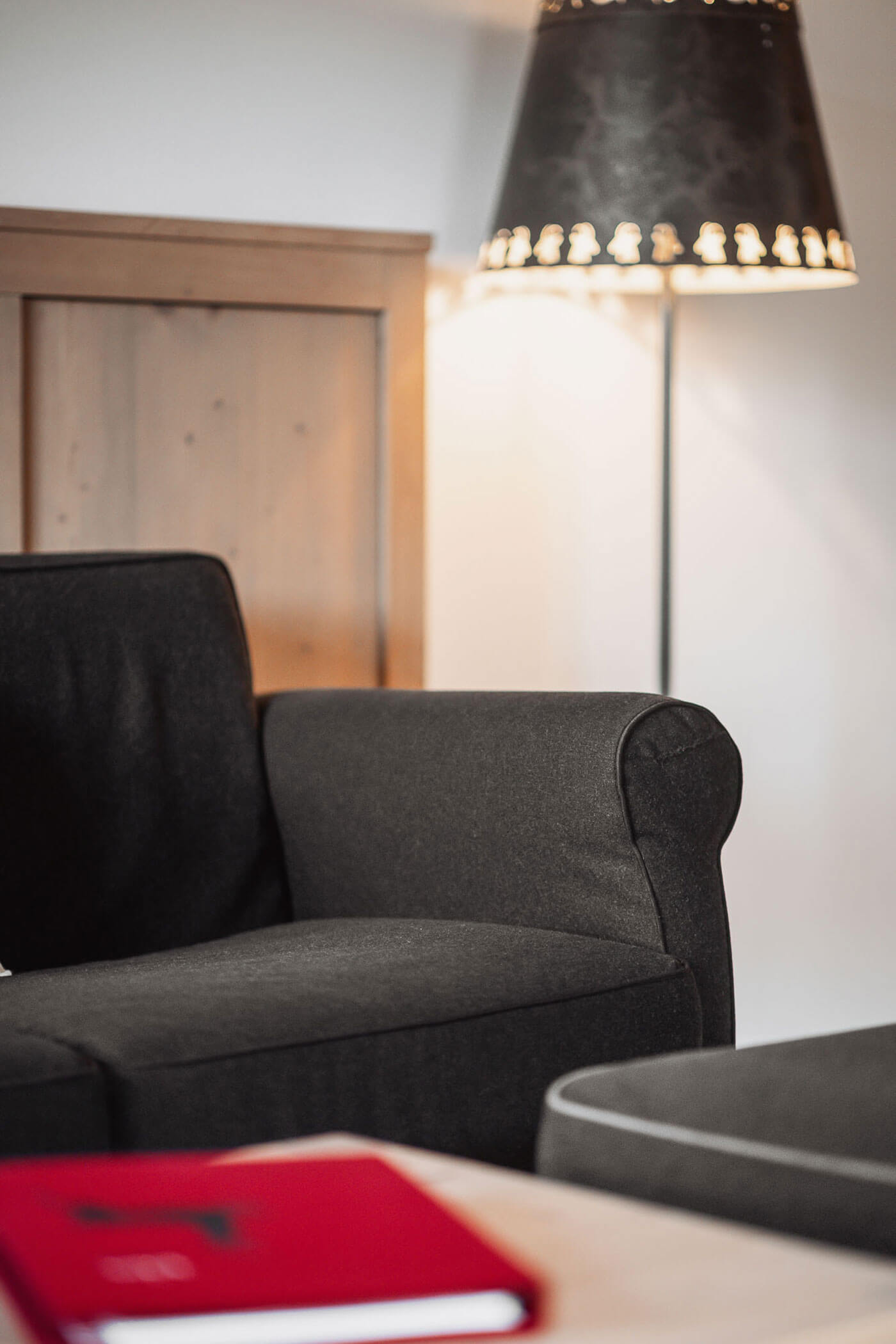 Dunkelgraues Sofa und eine Stehlampe