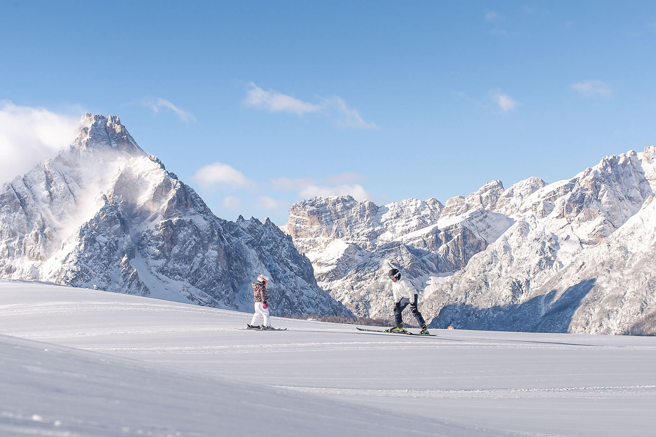 Vater und Tochter beim Skifahren in den Dolomiten