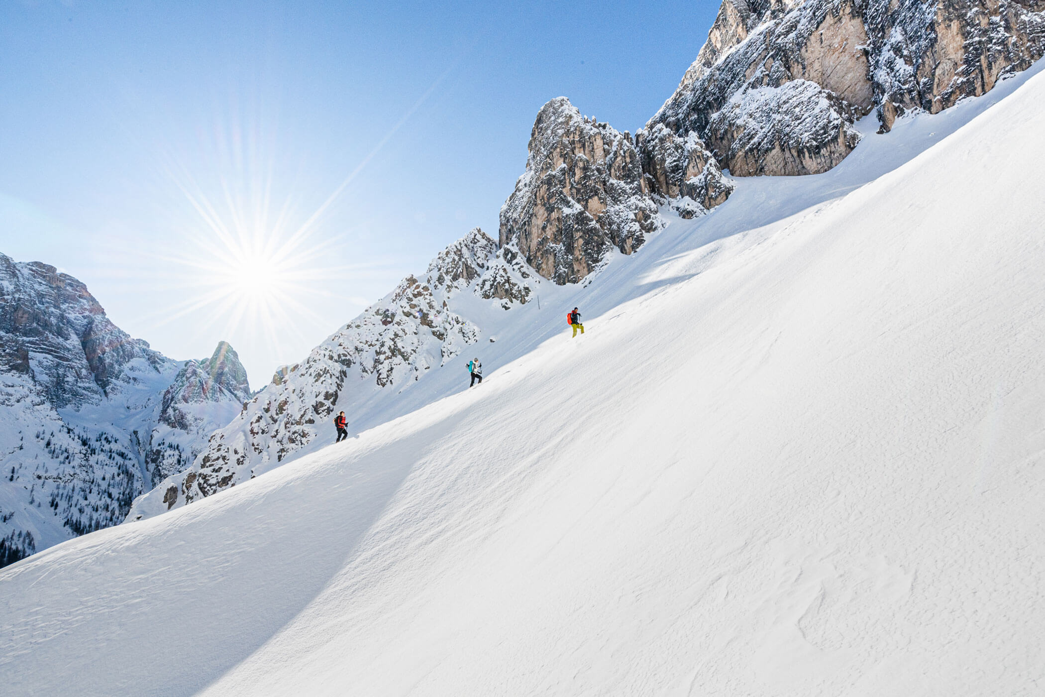 Drei Skitourengeher unterwegs in den Dolomiten