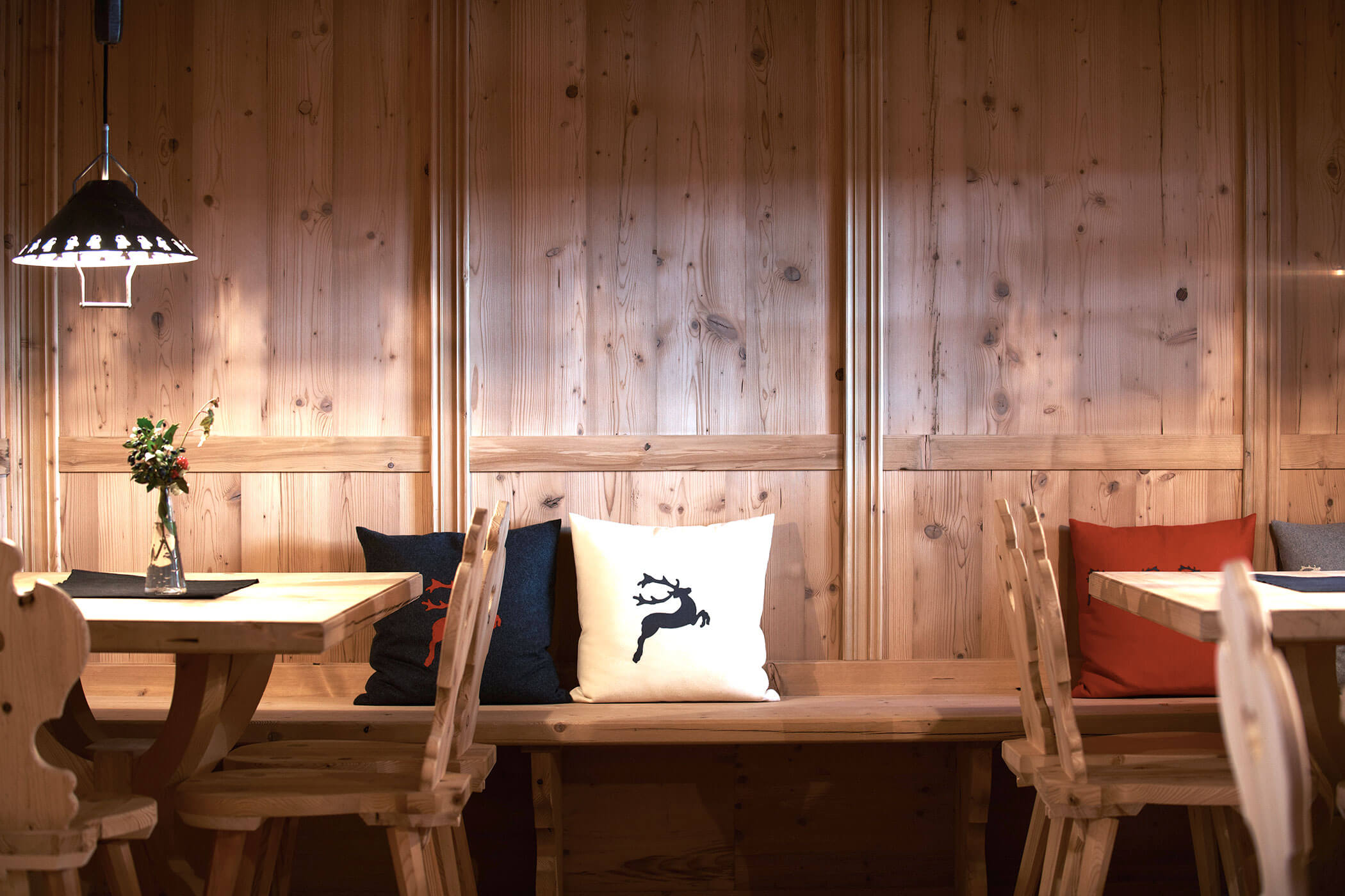 Stube aus Holz mit verschiedenen Kissen