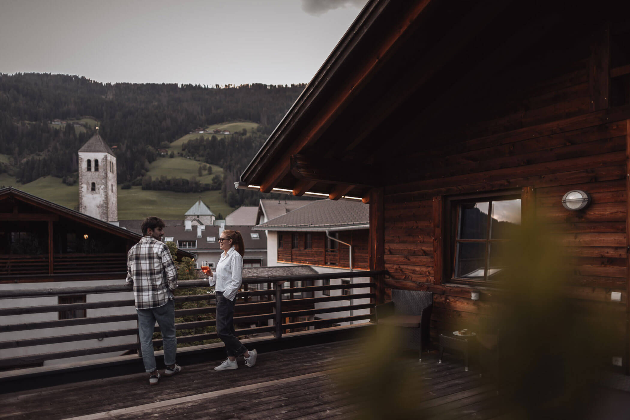 Zwei Personen bei einen Aperitif auf der Dachterrasse