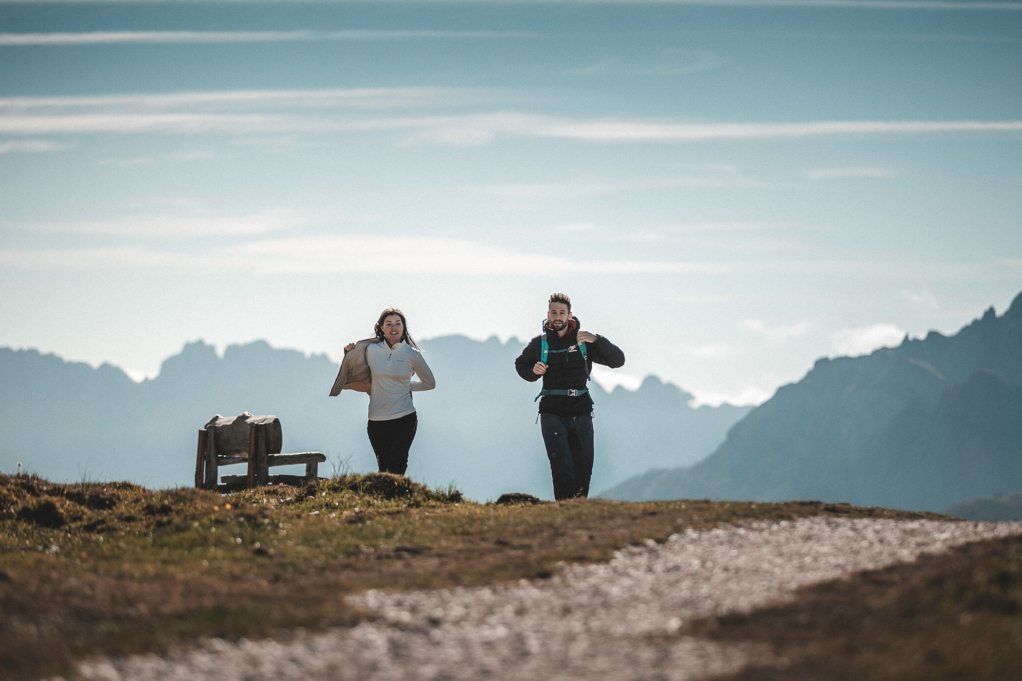Zwei Wanderer mit der Bergkette im Hintergrund