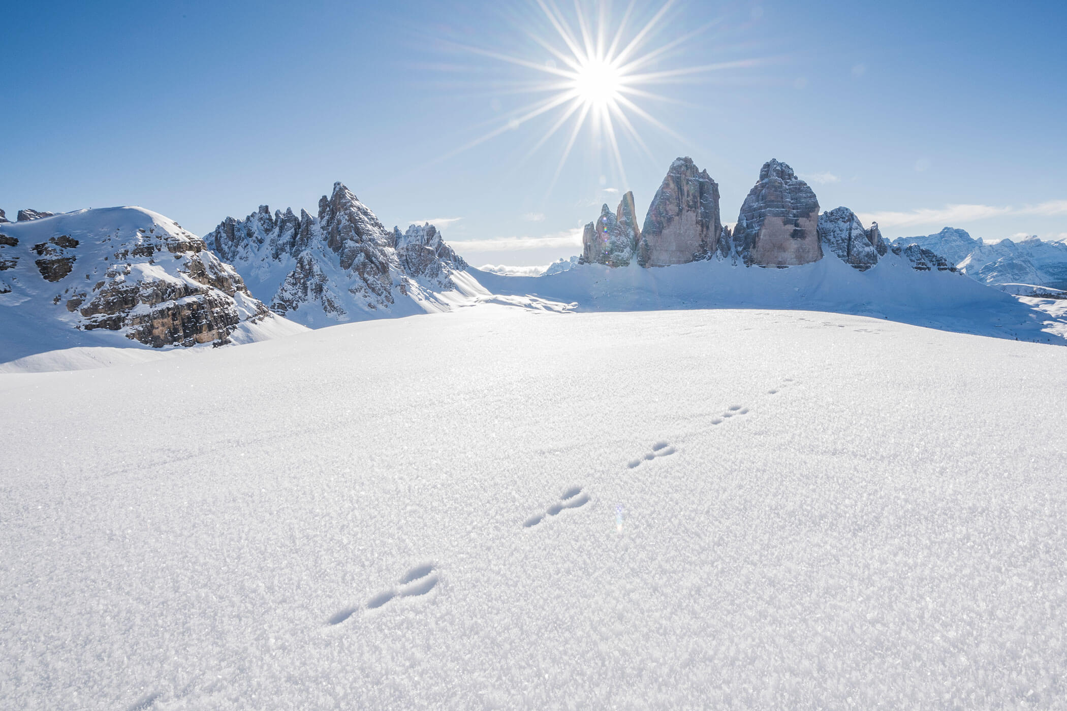 Die verschneite Landschaft rund um die Drei Zinnen