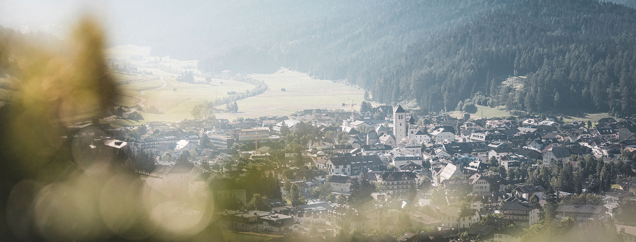 Blick von oben auf das Dorf Innichen