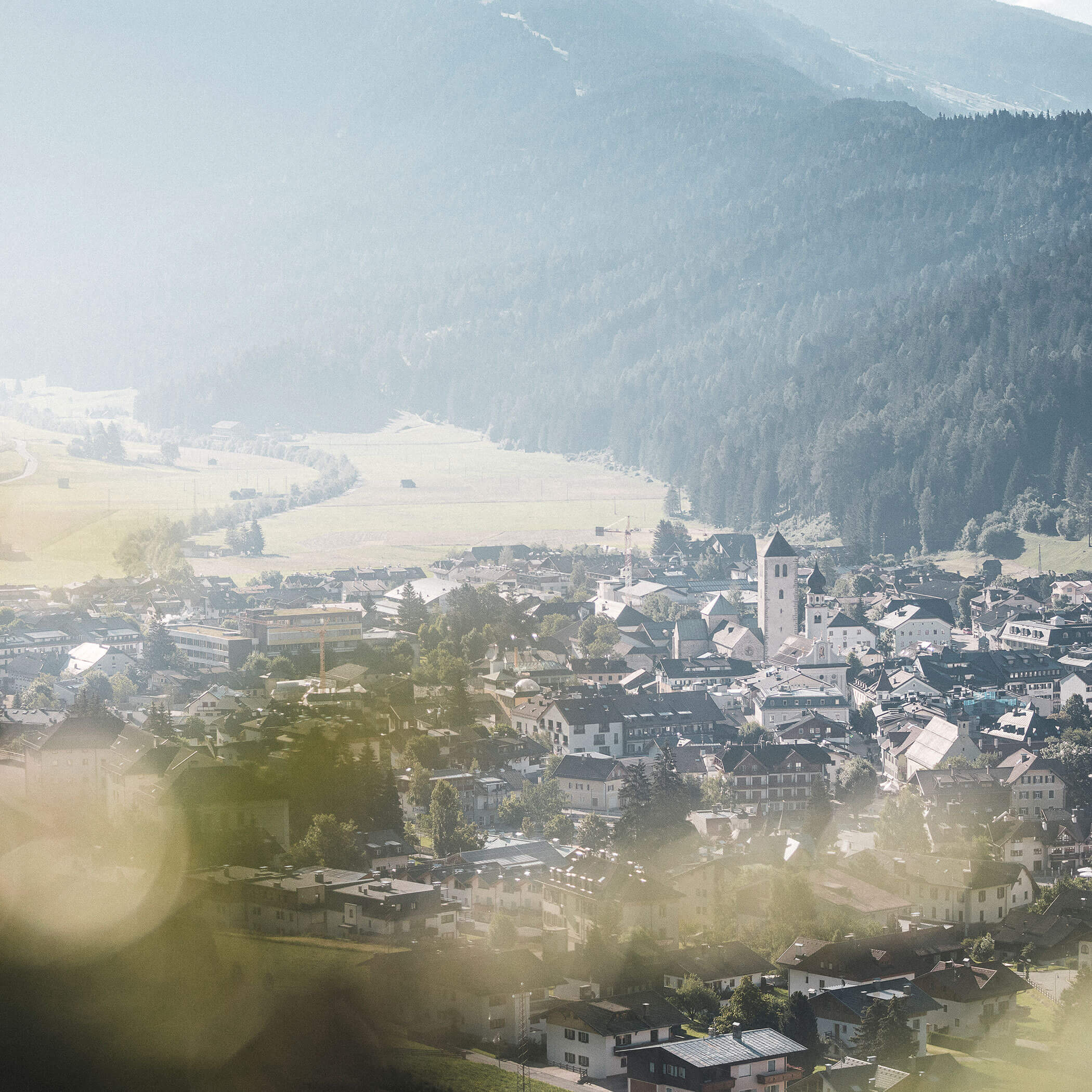Blick von oben auf das Dorf Innichen