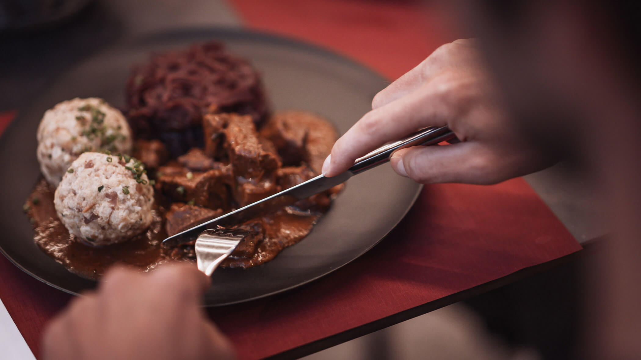 Ködel with goulash and red cabbage