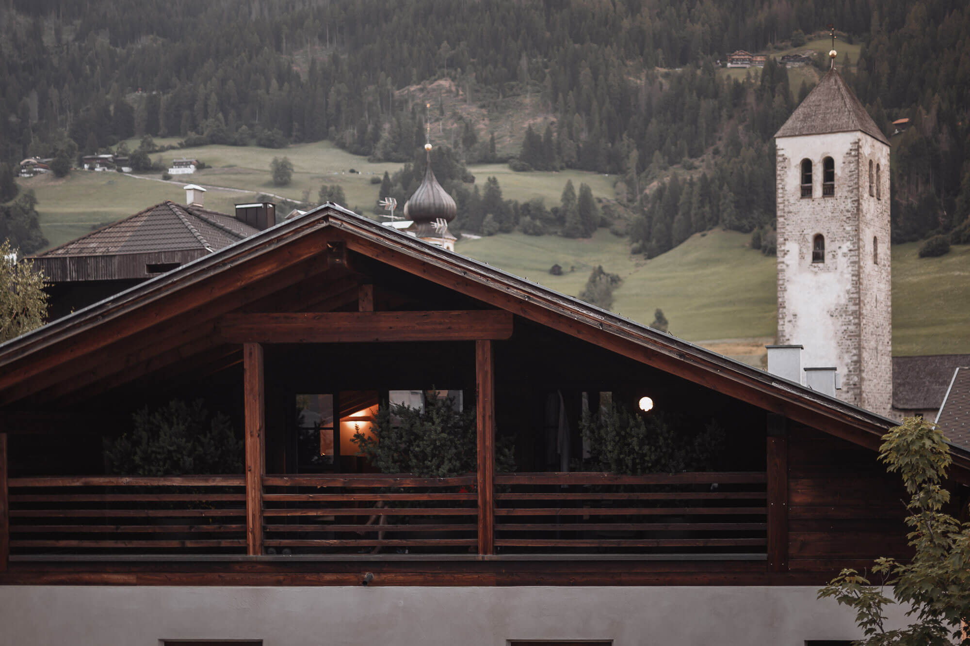 Dach der Zin Senfter Residence und der Kirchturm im Hintergrund