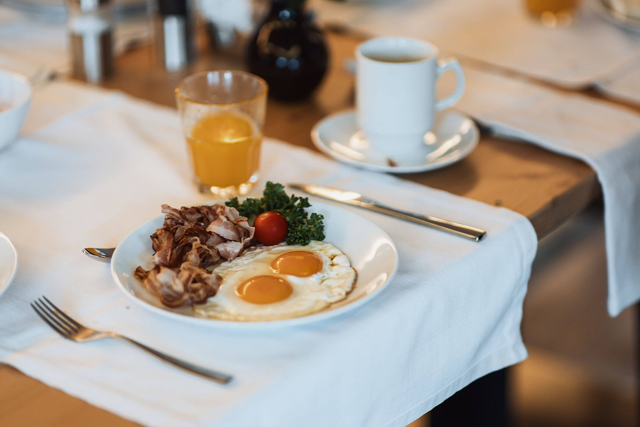 Spiegeleier und gebratenen Speck zum Frühstück