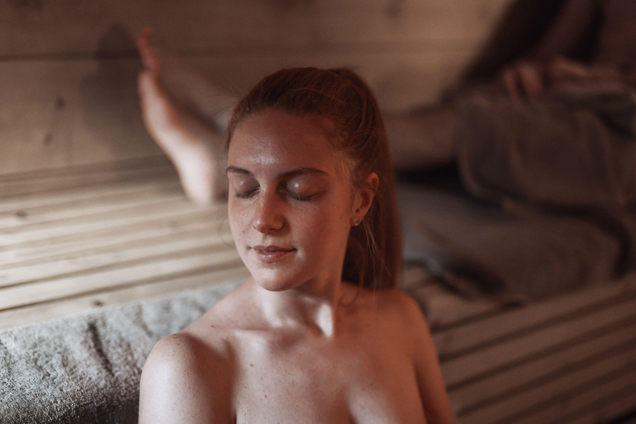 Eine Frau in der Sauna