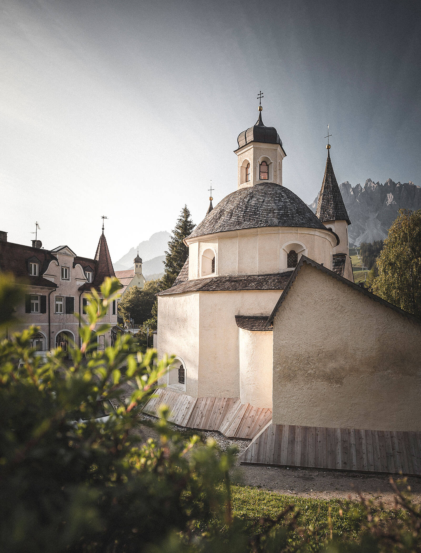 Kirche von Innichen im Sommer