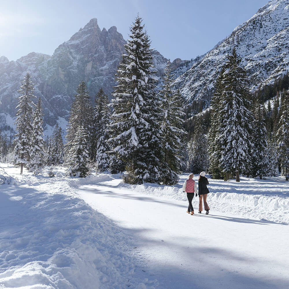 Two women amid the winter scenery in the Fischleintal valley