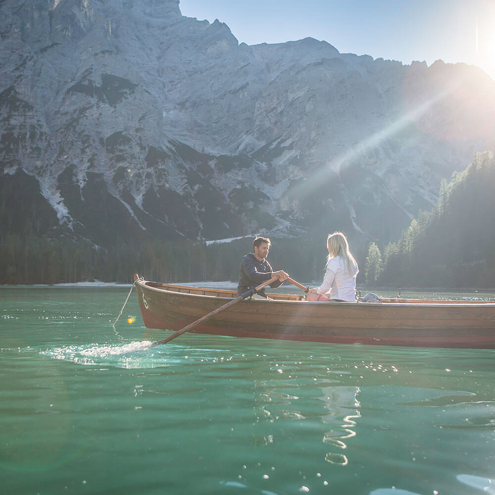 Ein Paar auf dem Boot im Pragser Wildsee